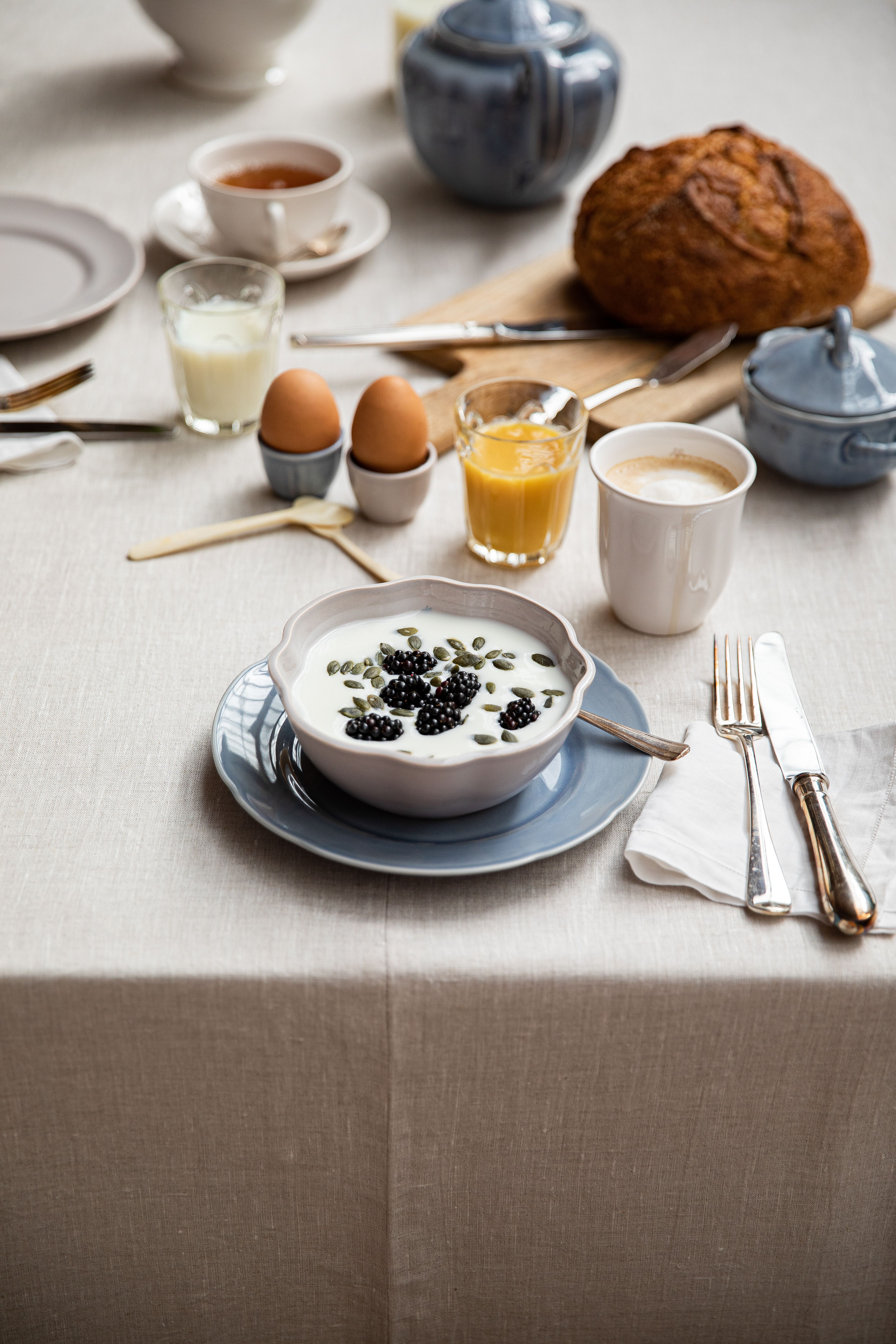 Servies op tafel met ontbijt