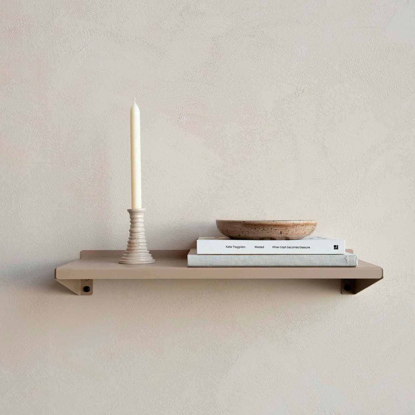 Beige stalen wandplank met decoratie
