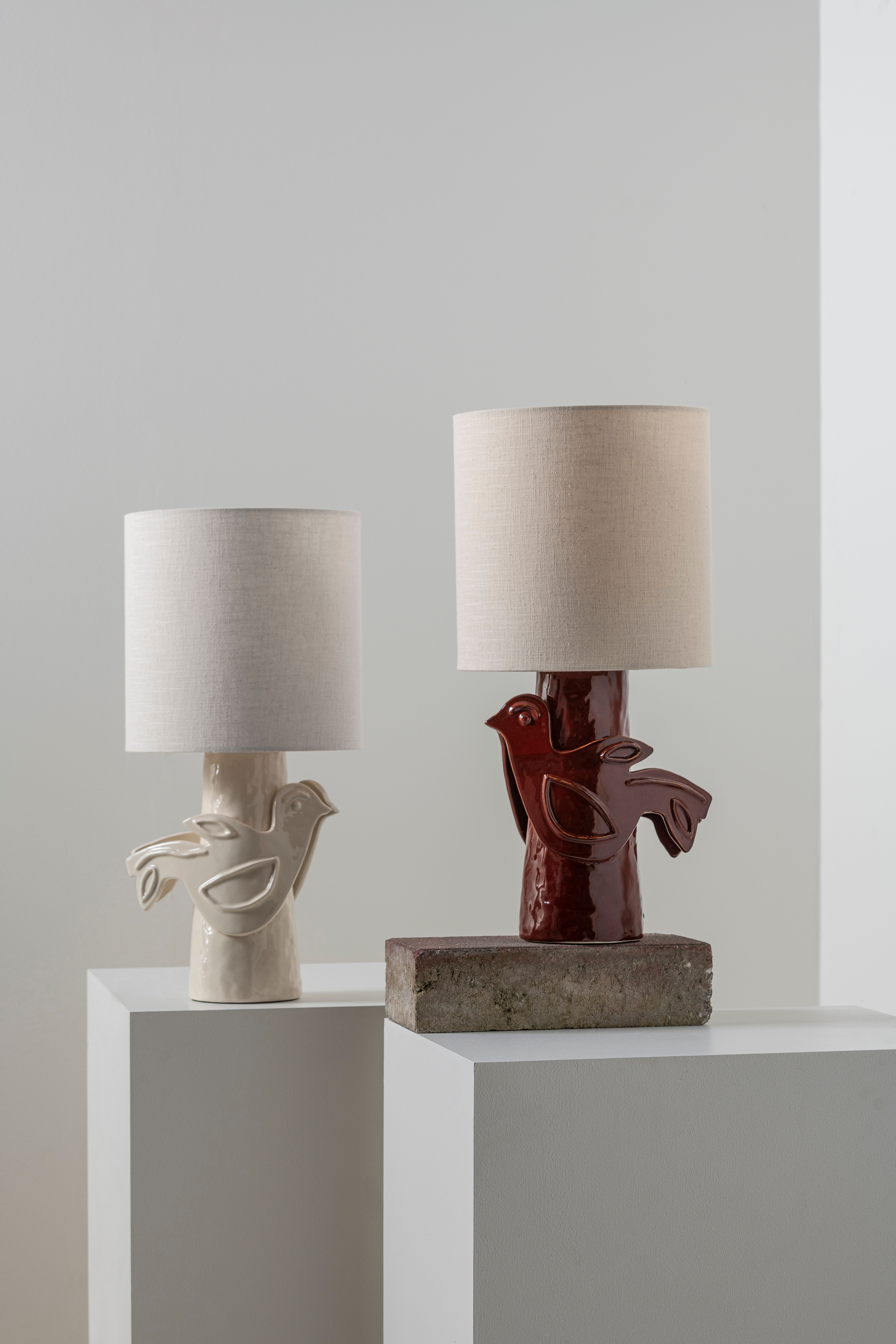 tafellamp Paloma van het merk Serax in de kleuren beige en rood