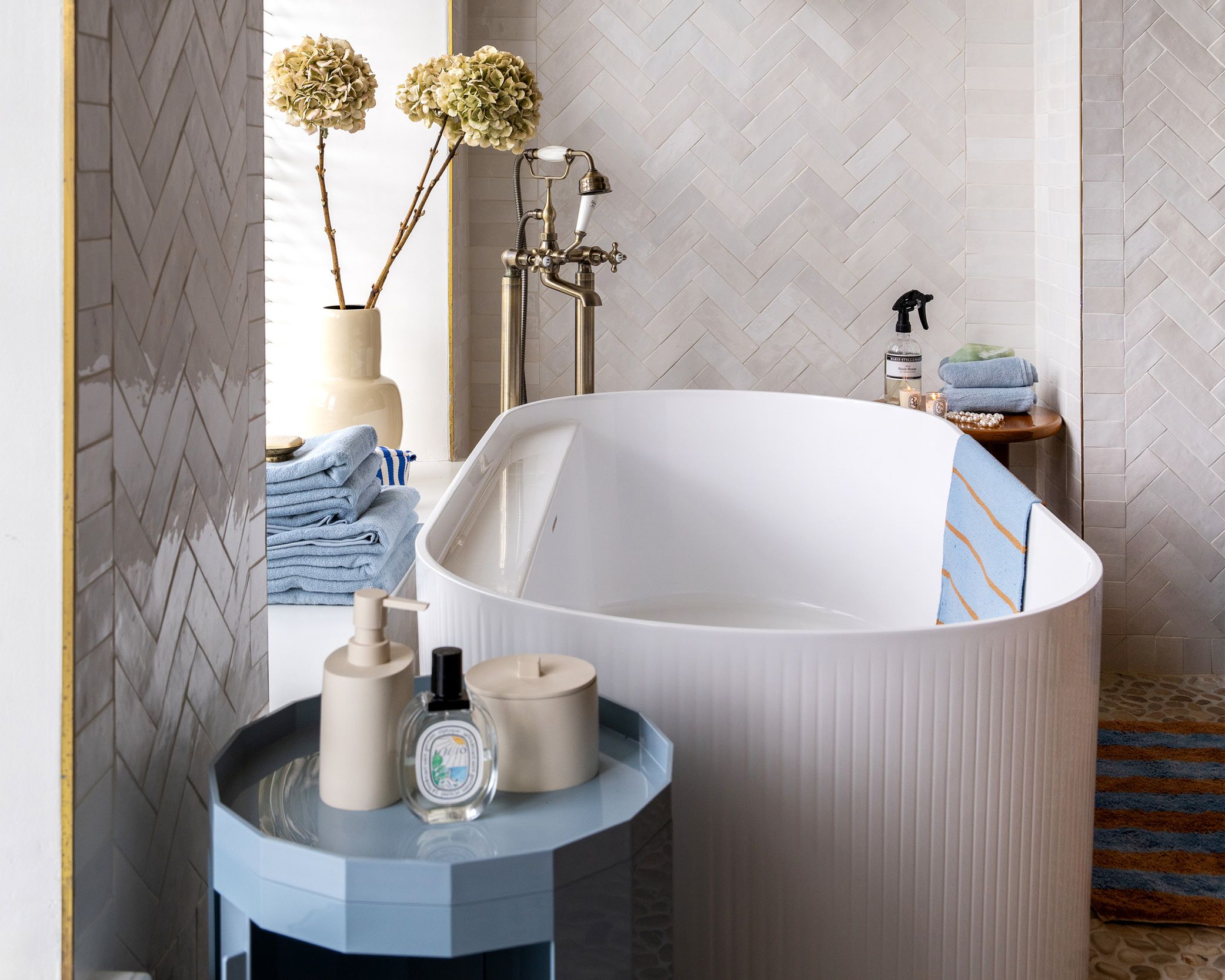 Badkamer met bad en blauwe handdoeken