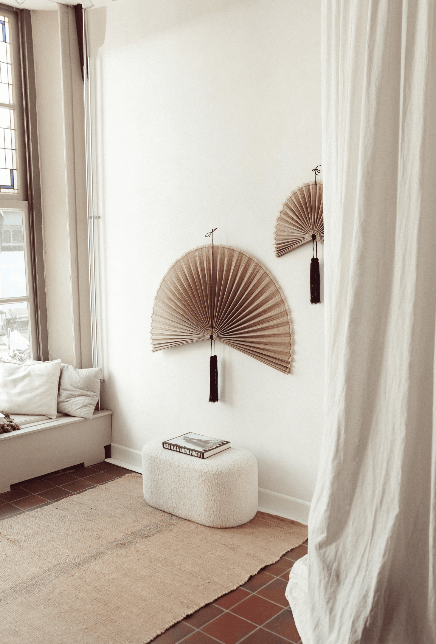 Handgemaakte waaier beige aan witte muur