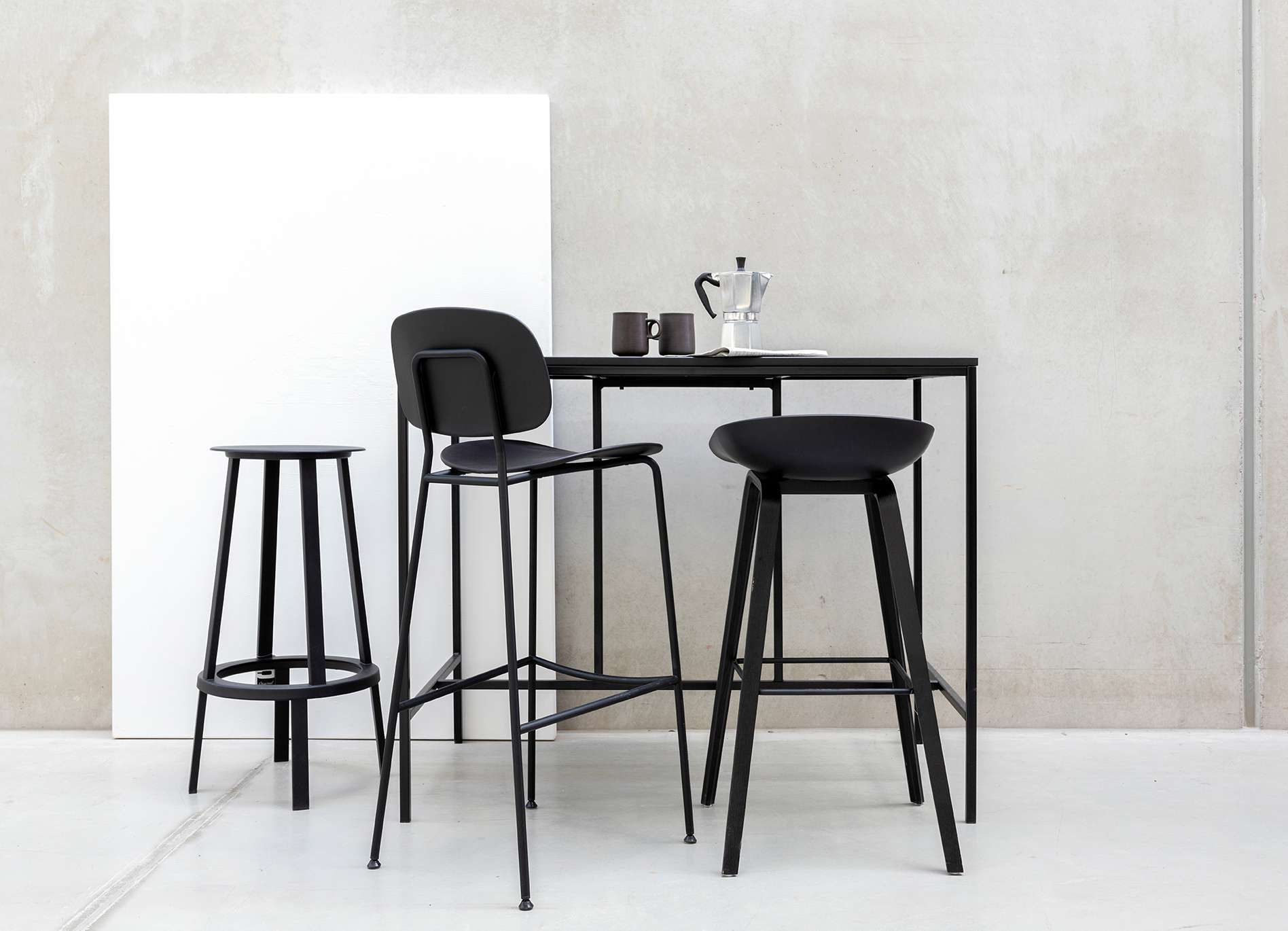 Zwart stalen bartafels en stoelen