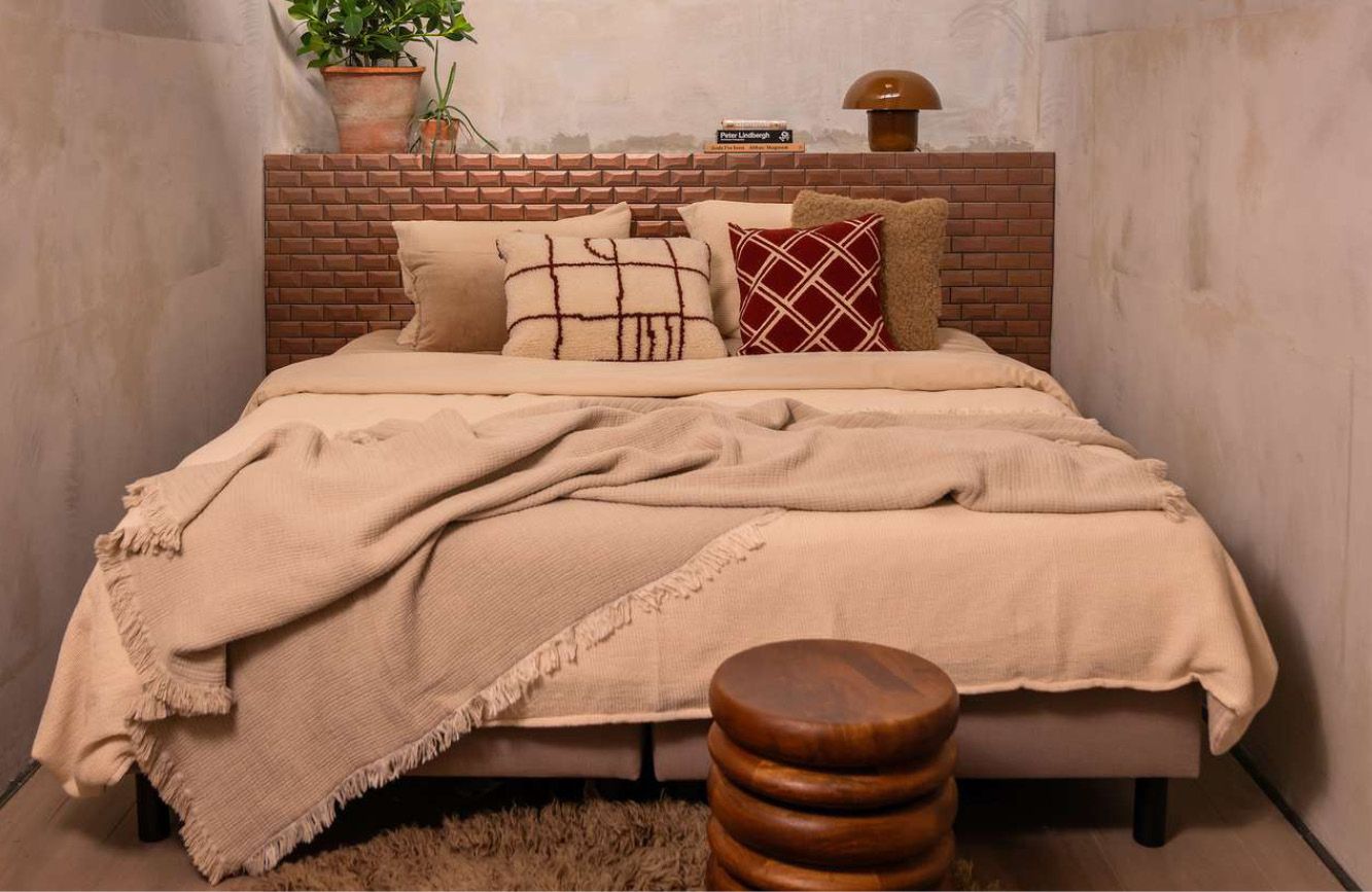 Bed met beige bruin bed