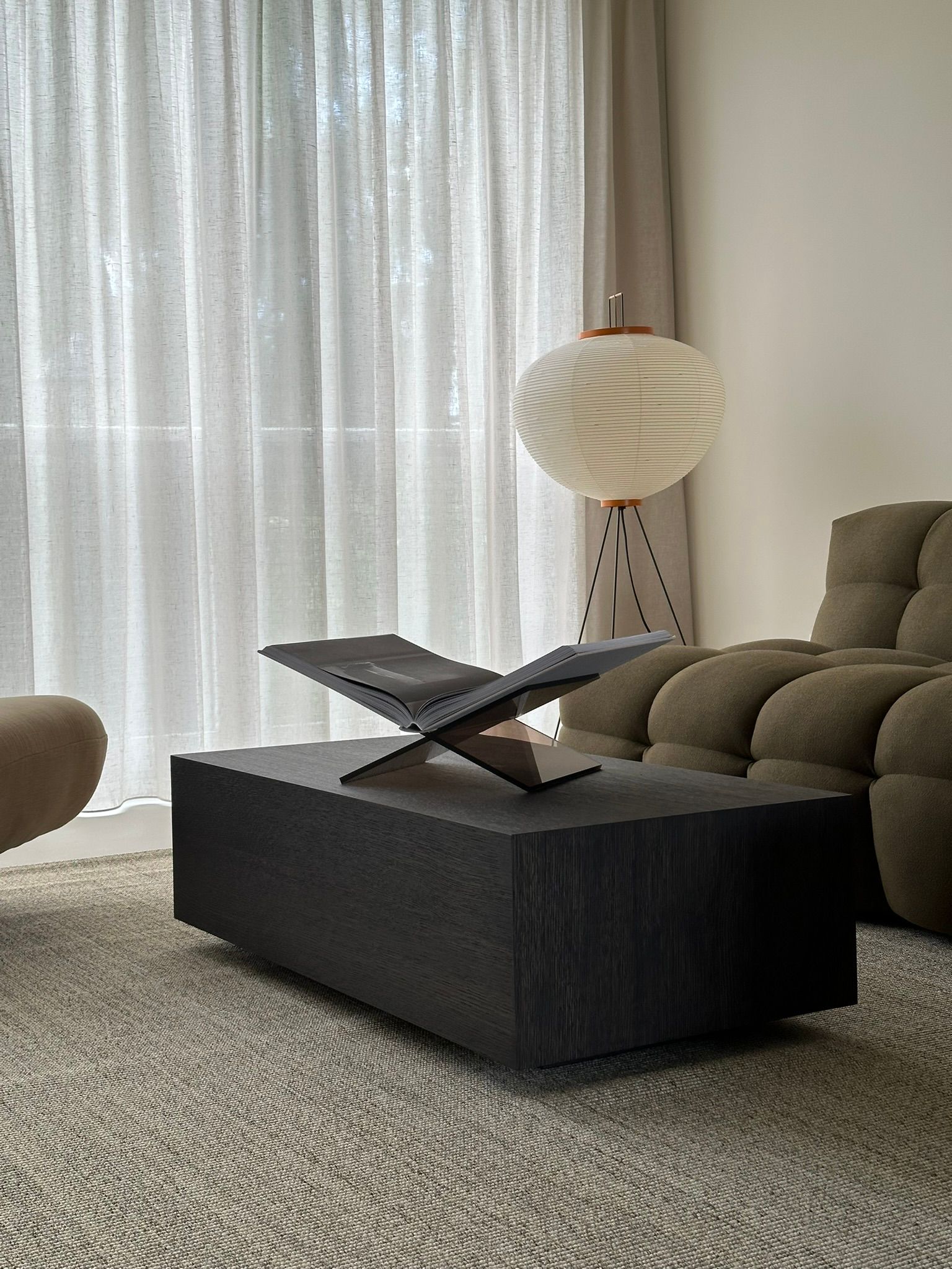 boekenstandaard in beige woonkamer