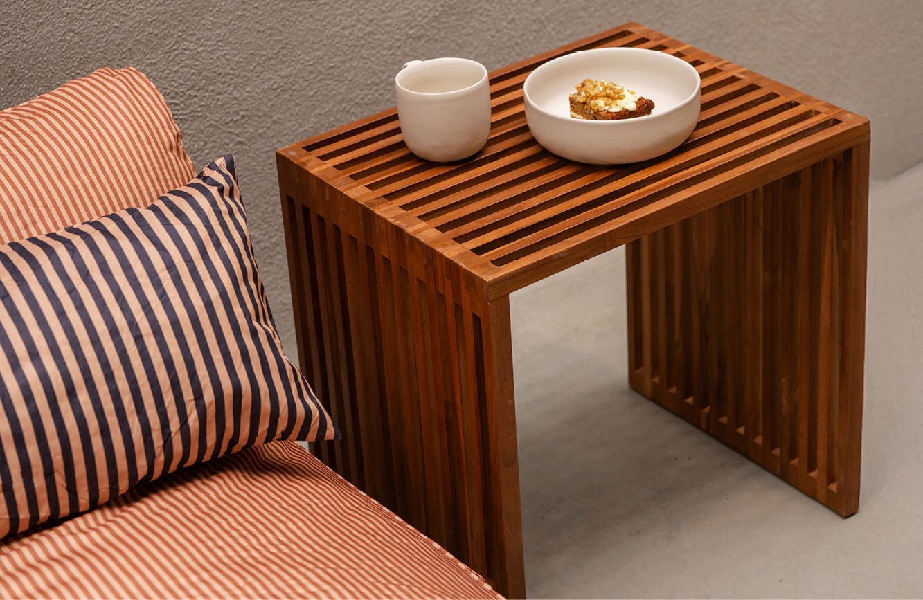 Houten latten bijzettafel buiten