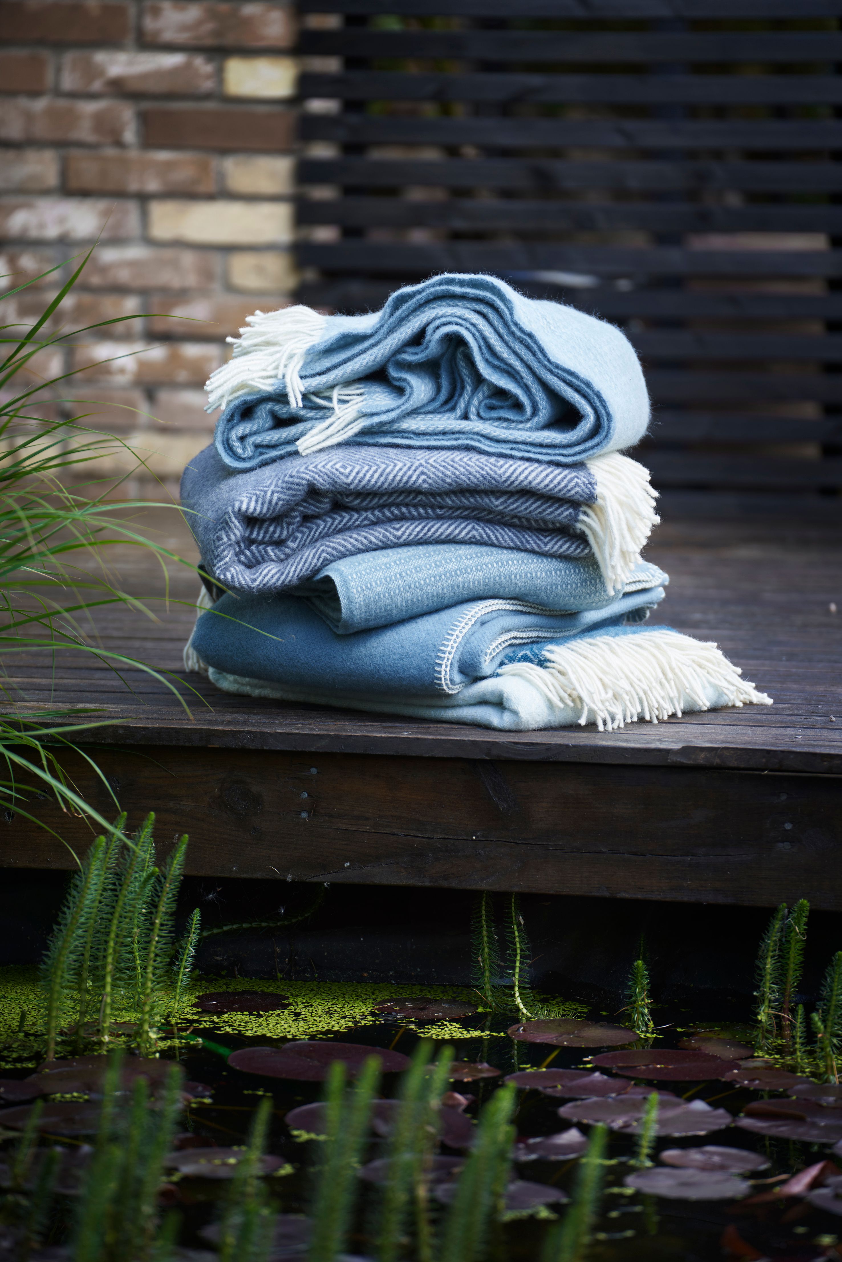 Klippan blauwe plaids stapel