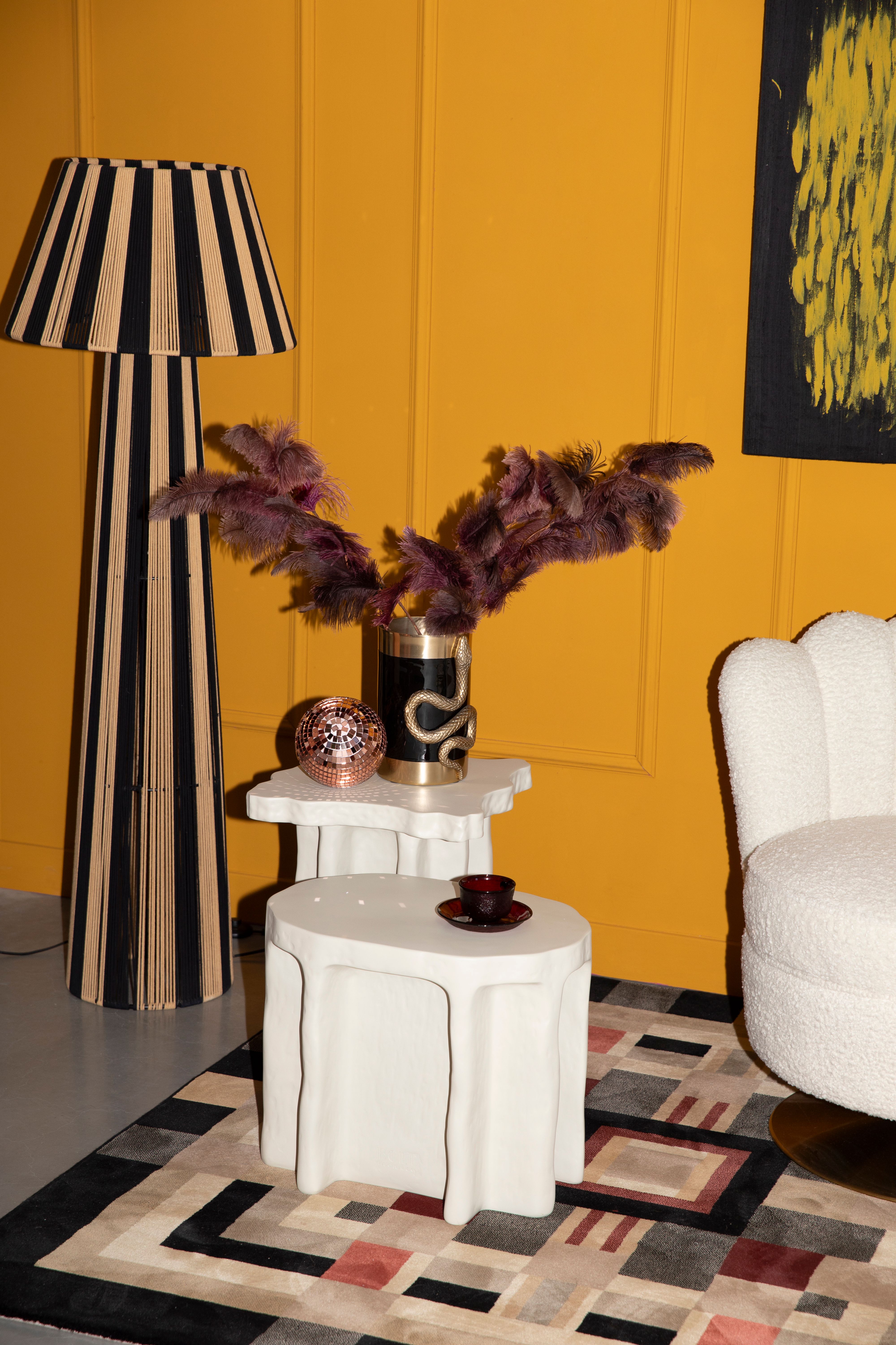 Bold Monkey gestreepte vloerlamp en twee salontafels op kleed