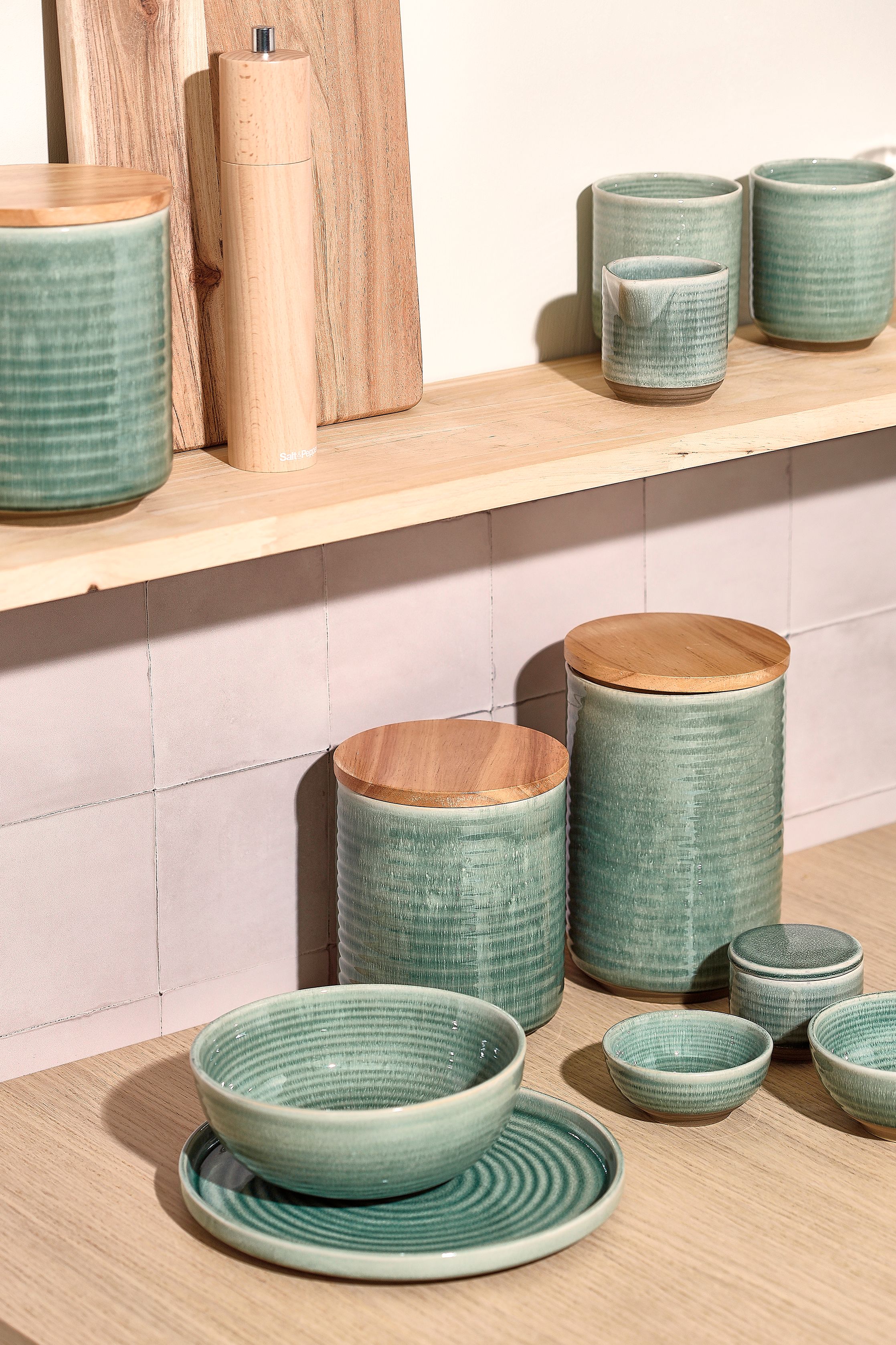 Turquoise servies op aanrecht