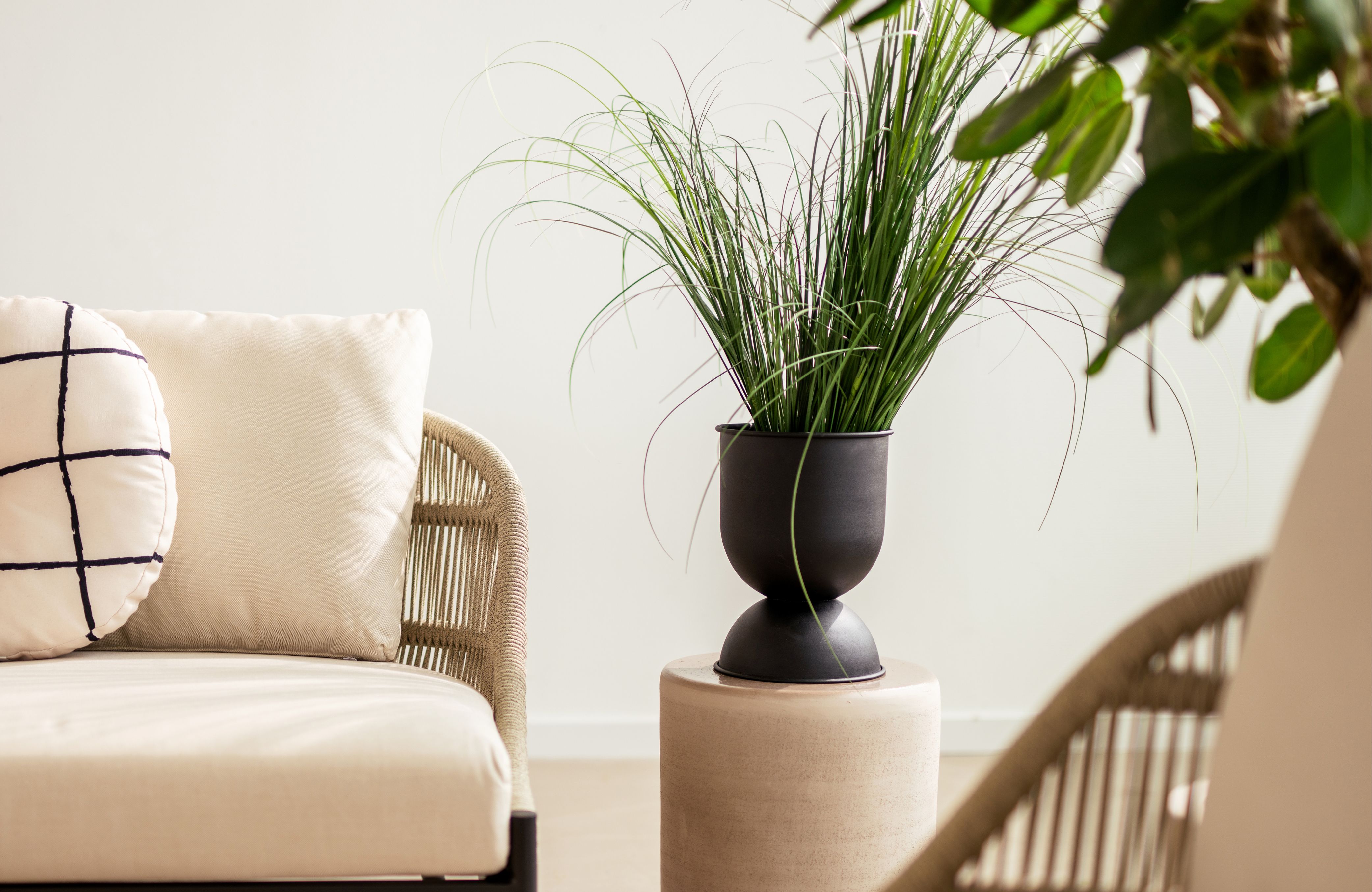 bijzettafel met plantenpot erop