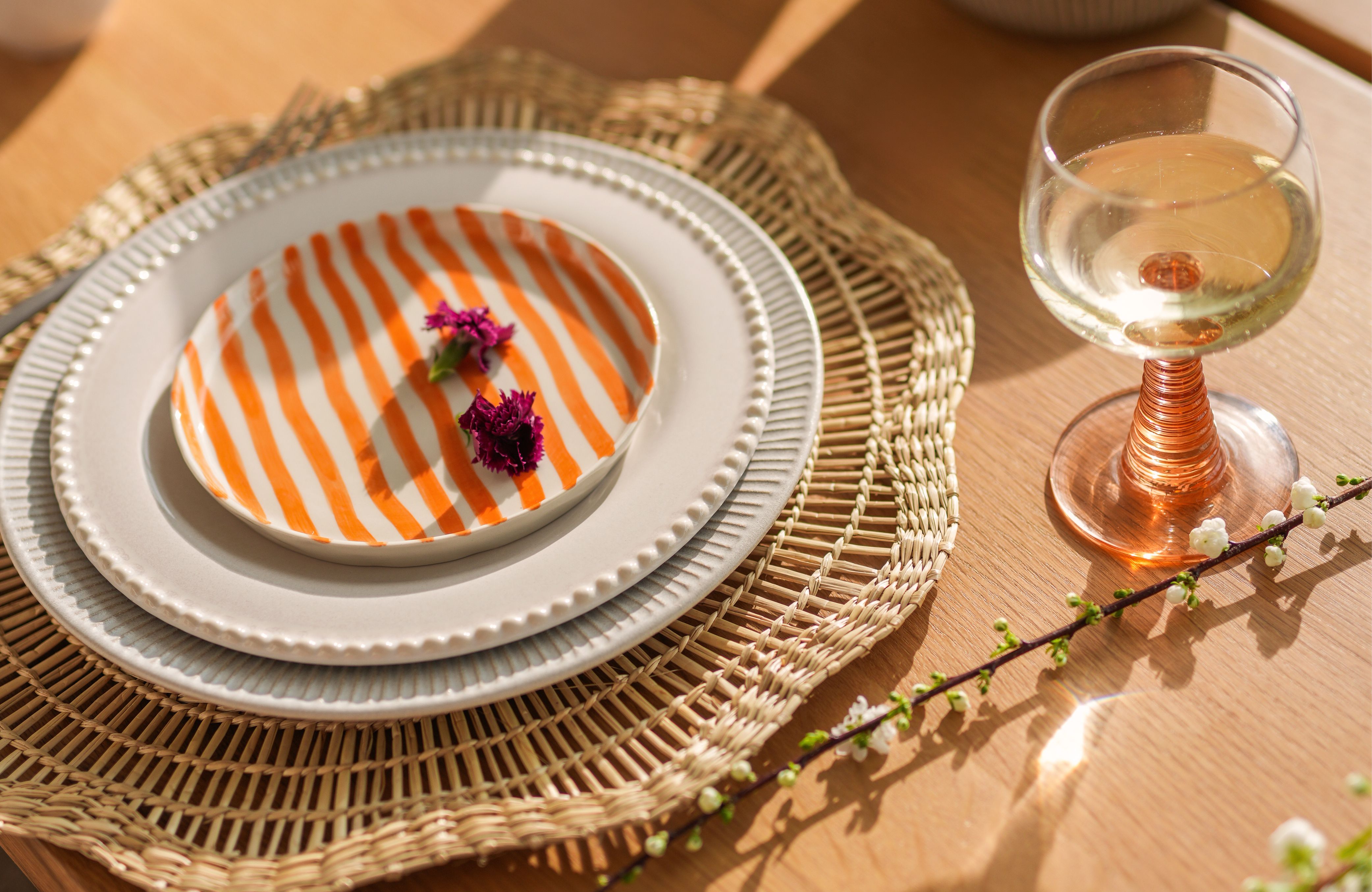 placemats met meerdere borden erop