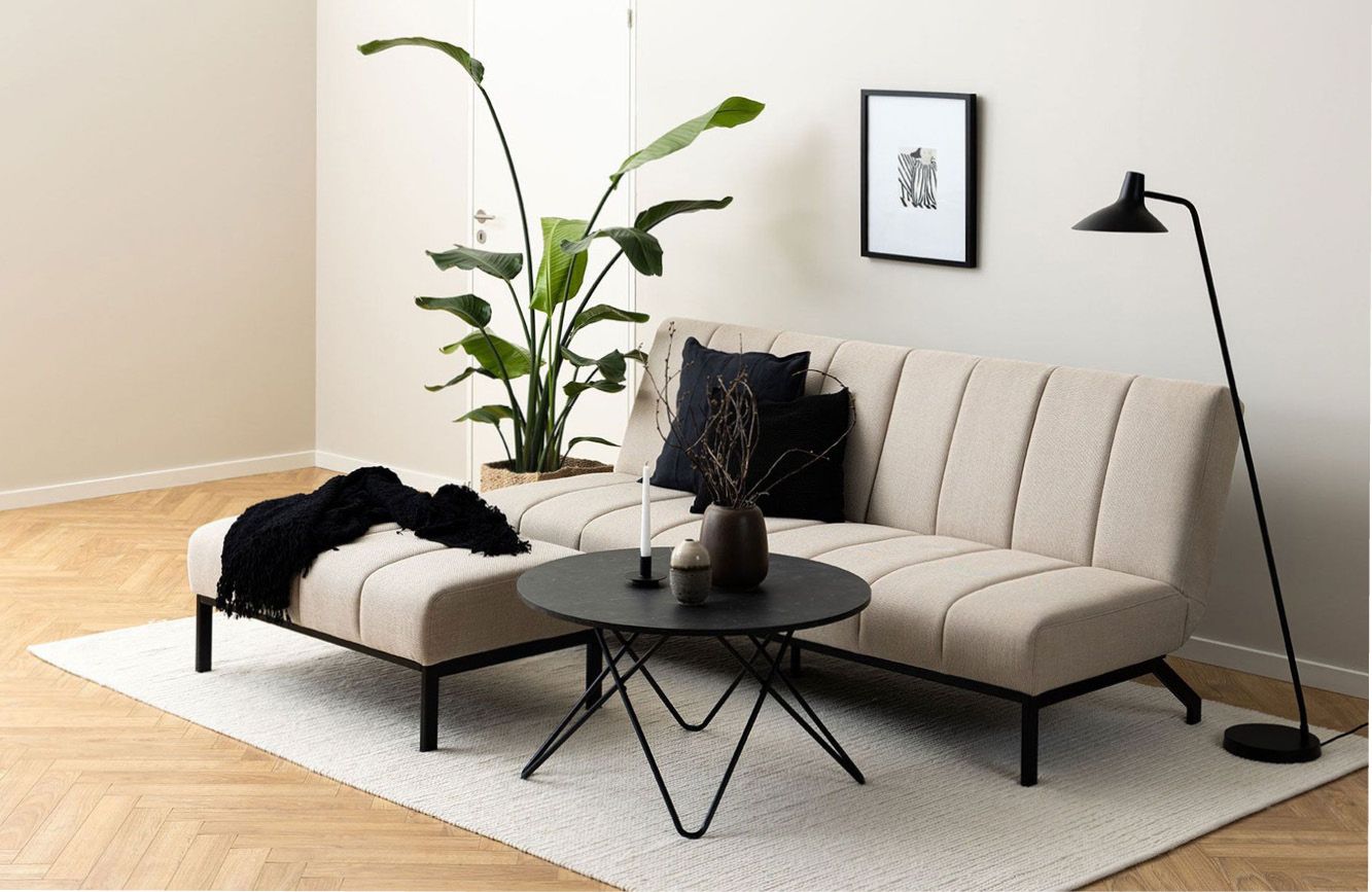 Beige slaapbank in woonkamer
