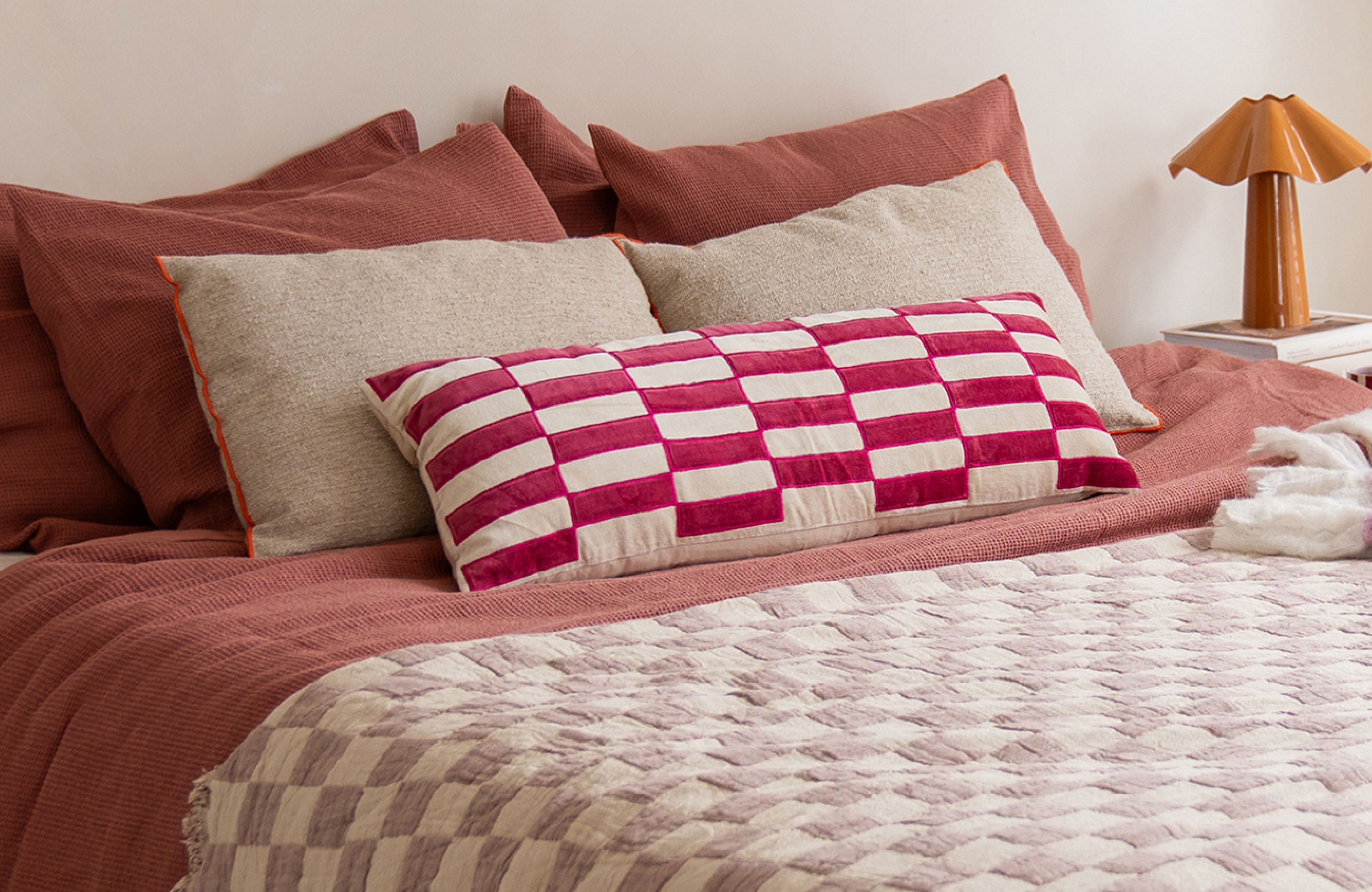 set gekleurde kussens op bed