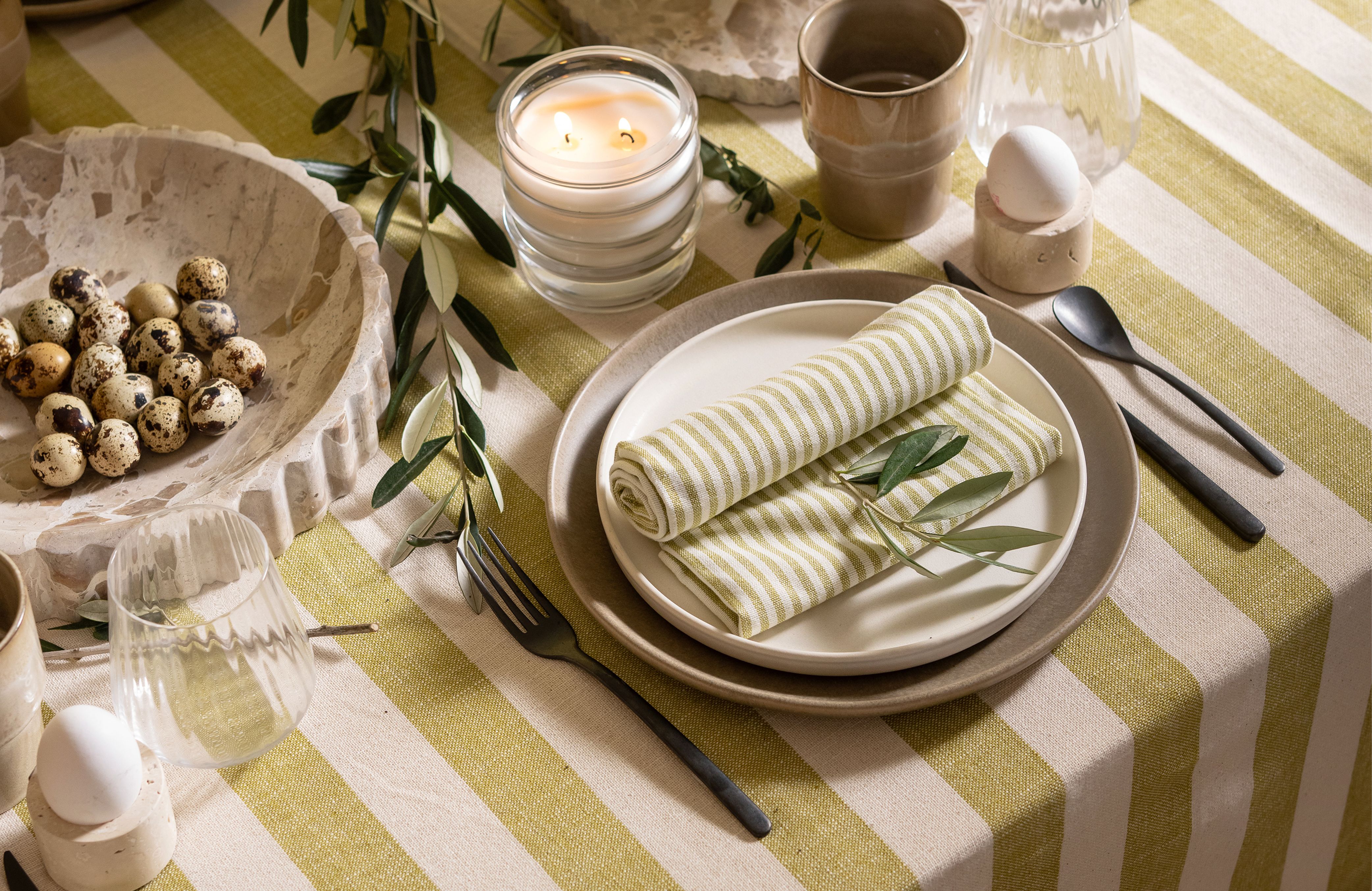 gedekte tafel met tafelkleed, servies en servetten