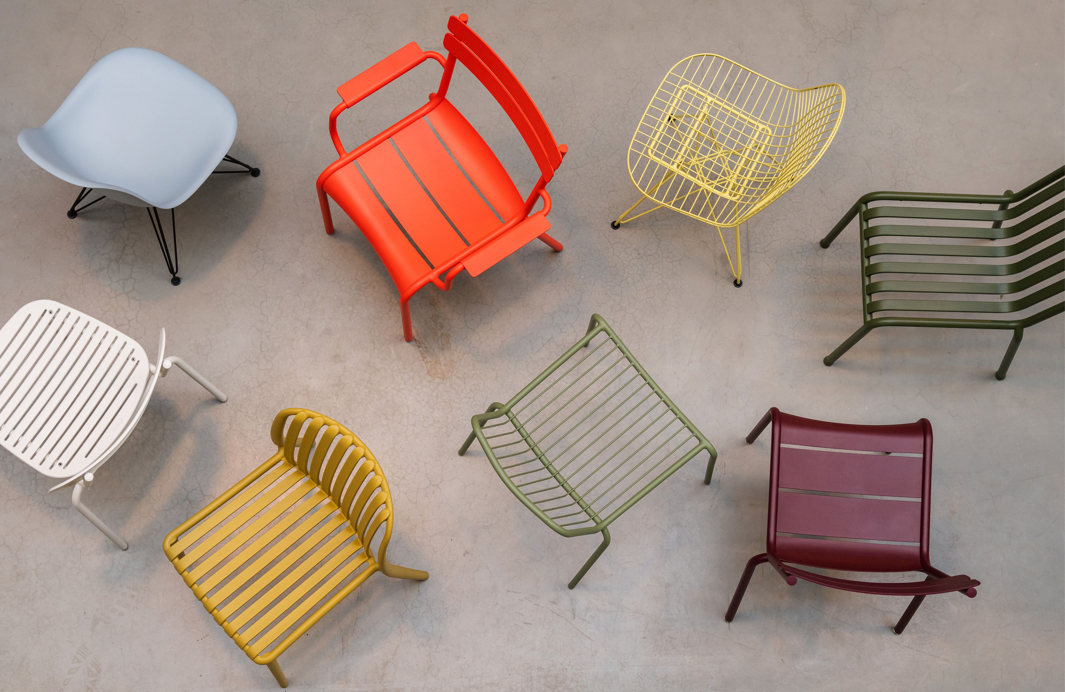verschillende gekleurde tuinstoelen