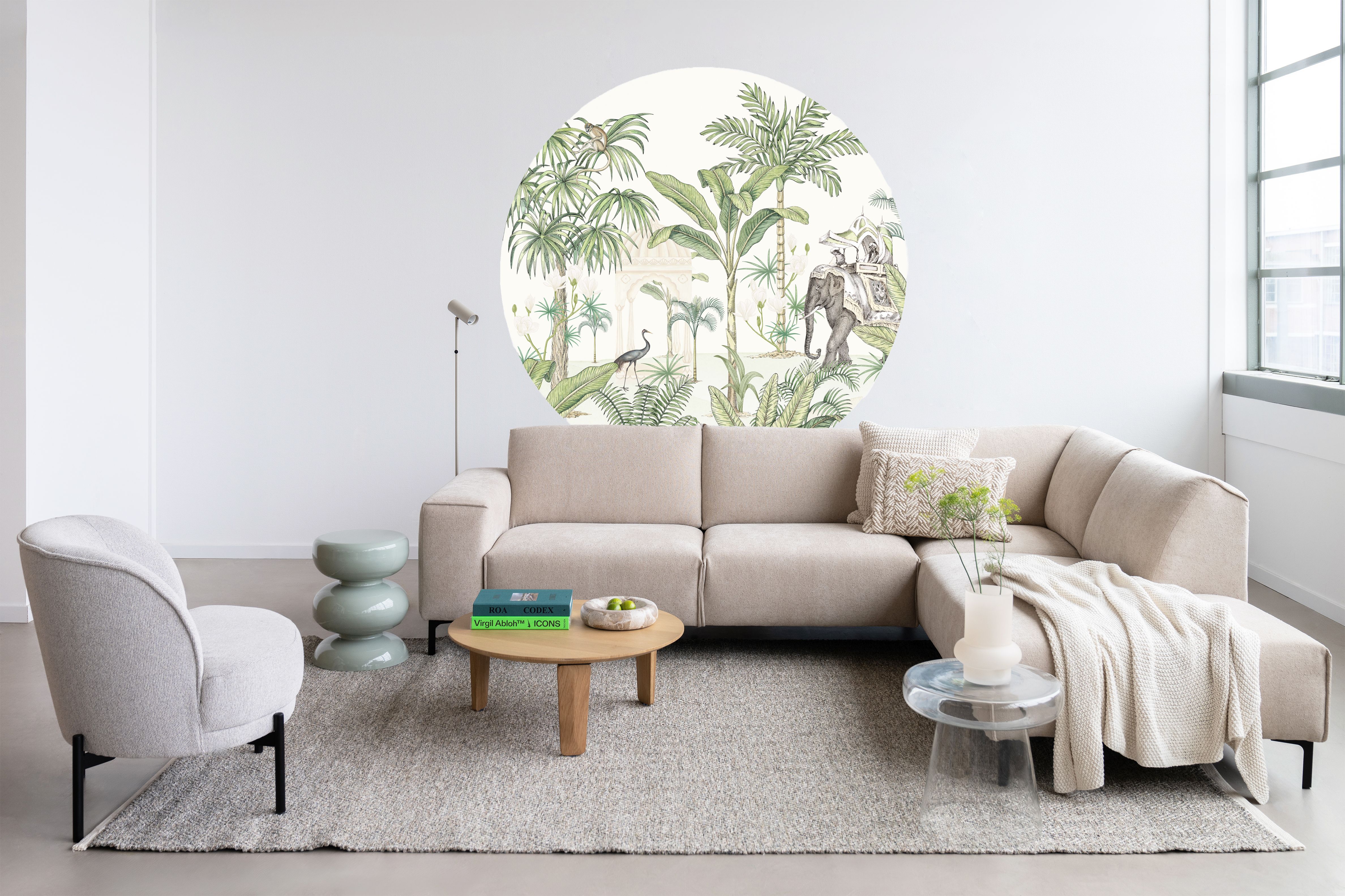 Beige woonkamer met tropische muurcirkel