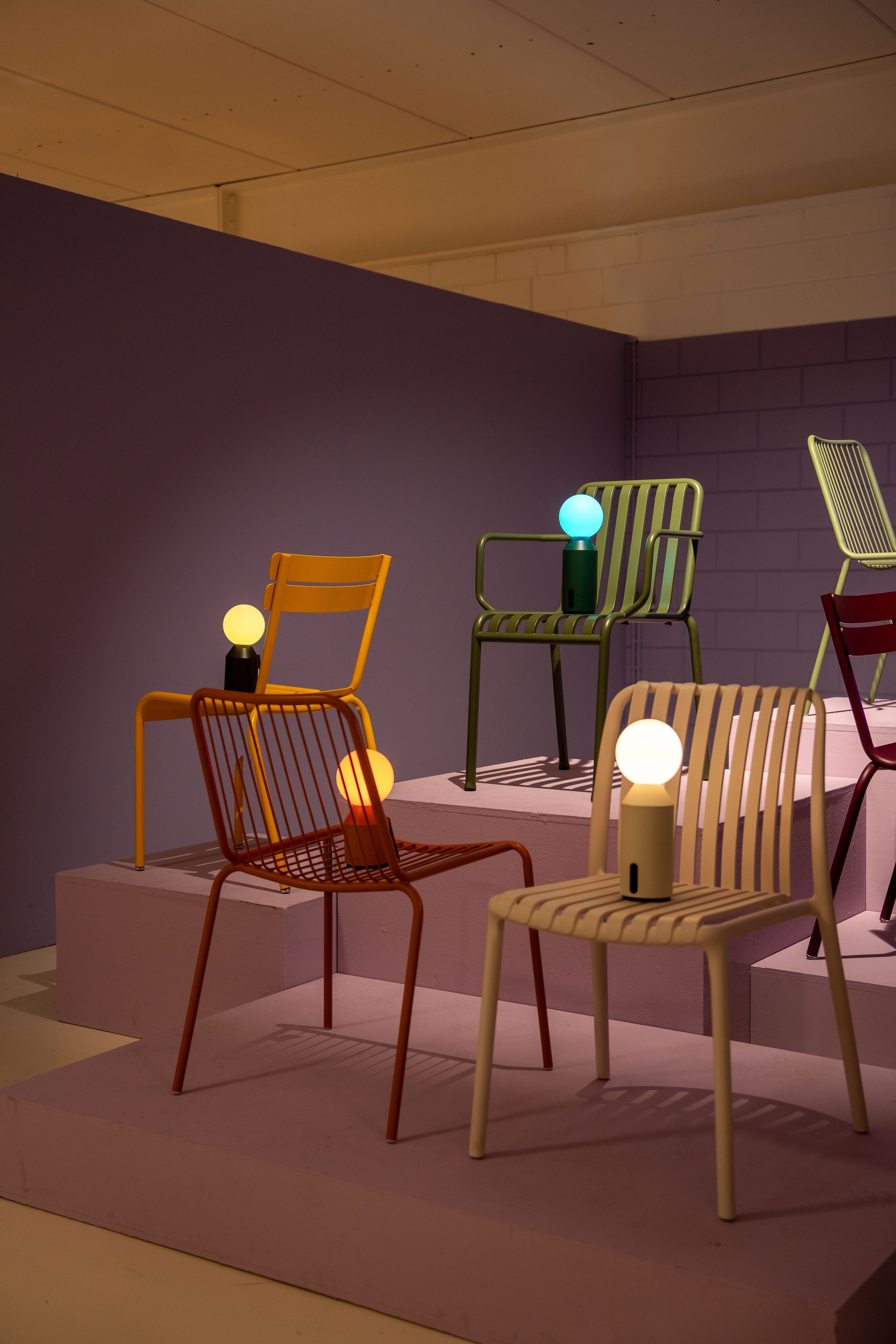 Studio Unhyde tafellampen op loods5 stoelen