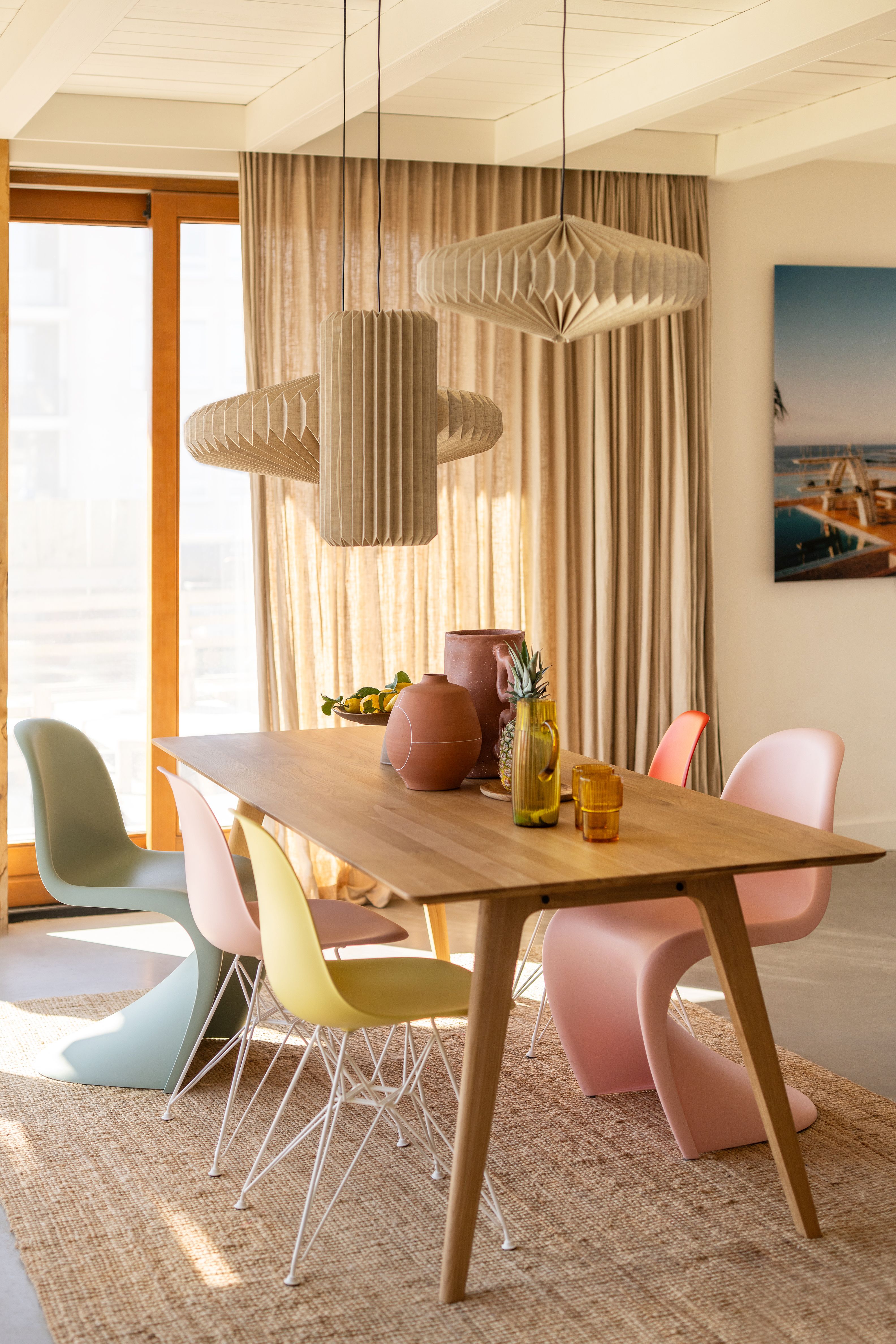 Eettafel met kleurrijke stoelen