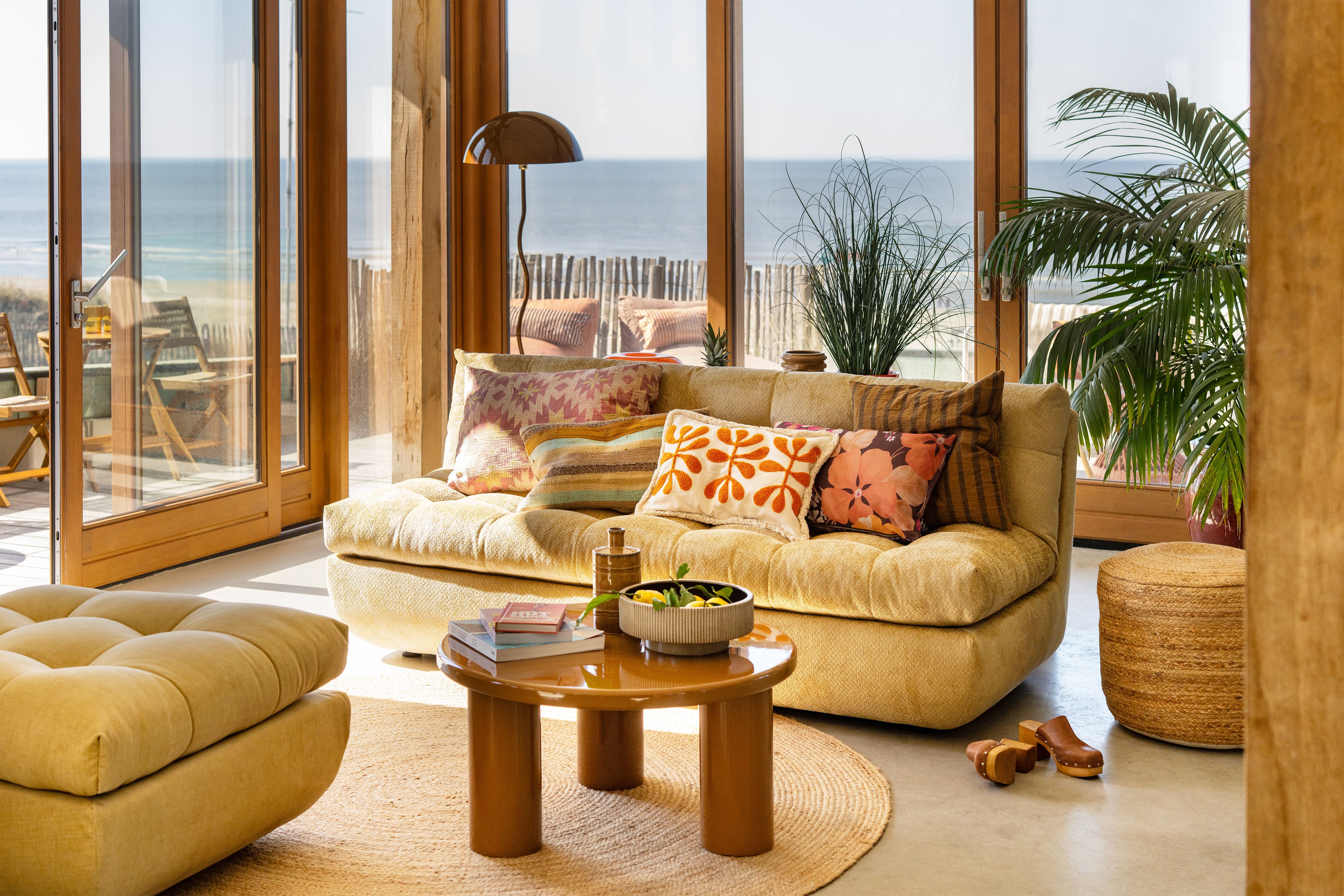 Kleurrijke zomerse woonkamer met uitzicht op het strand