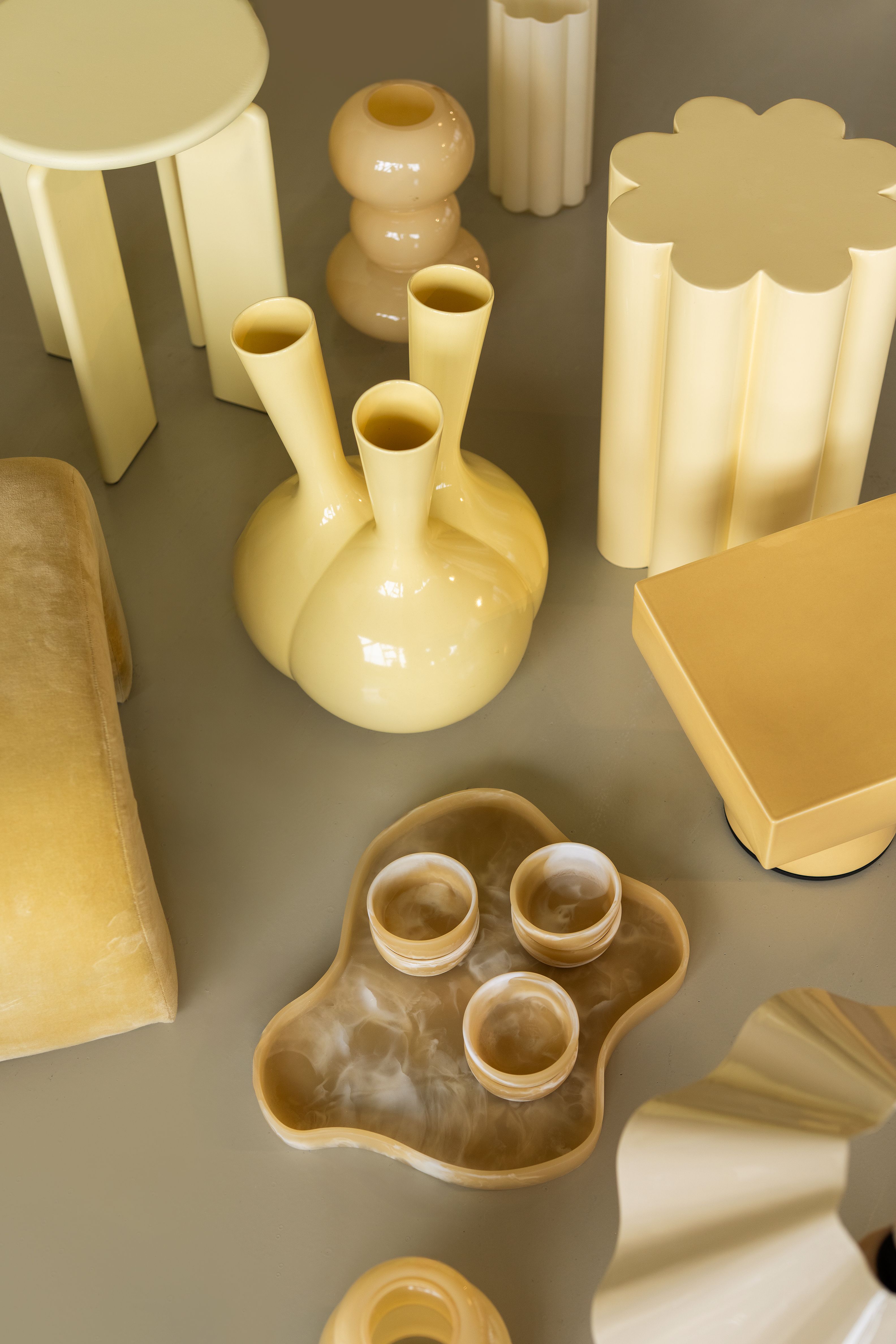 Boter gele interieur items bij elkaar in een ruimte