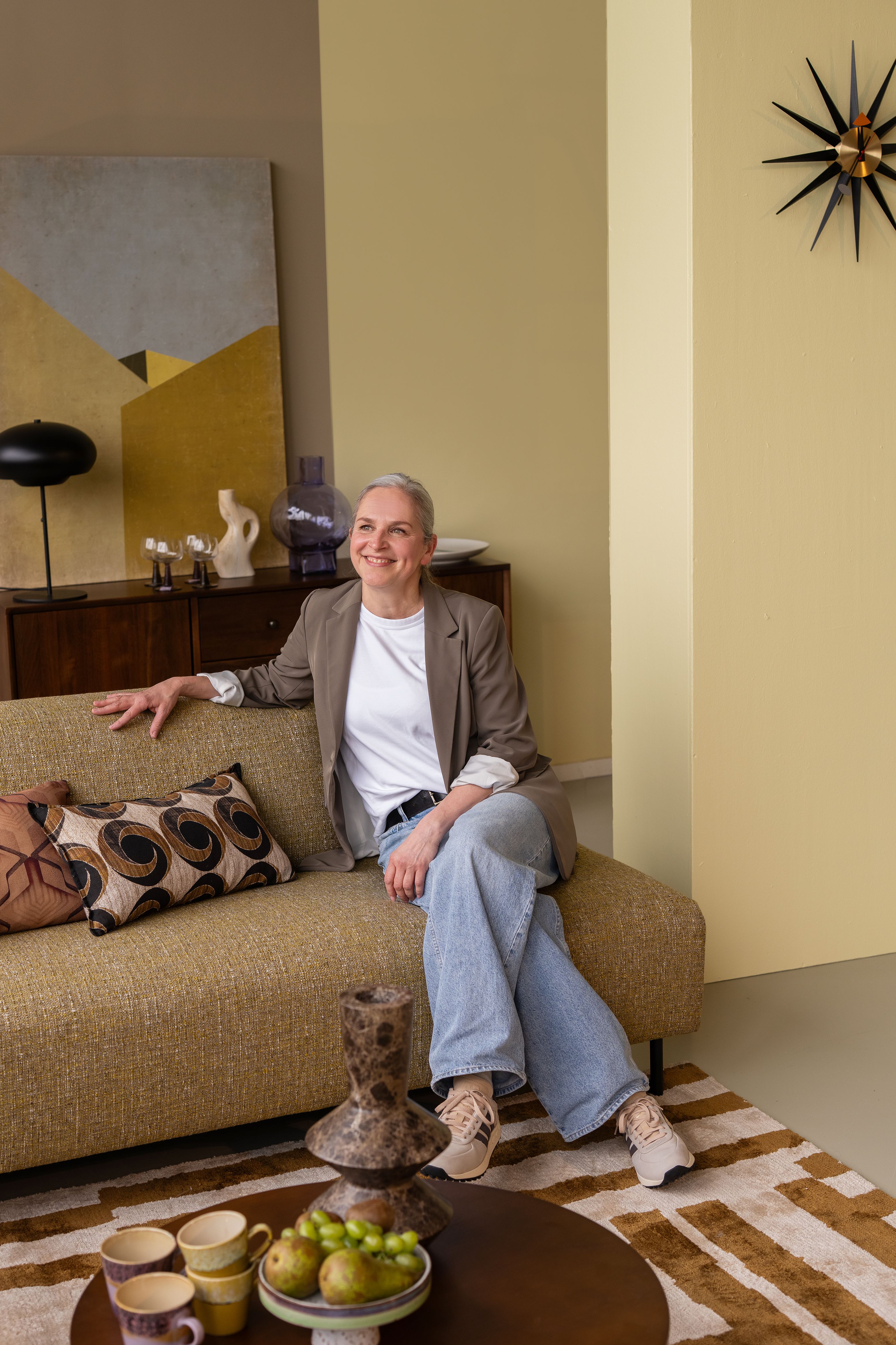 Vrouw op de bank in een woonkamer