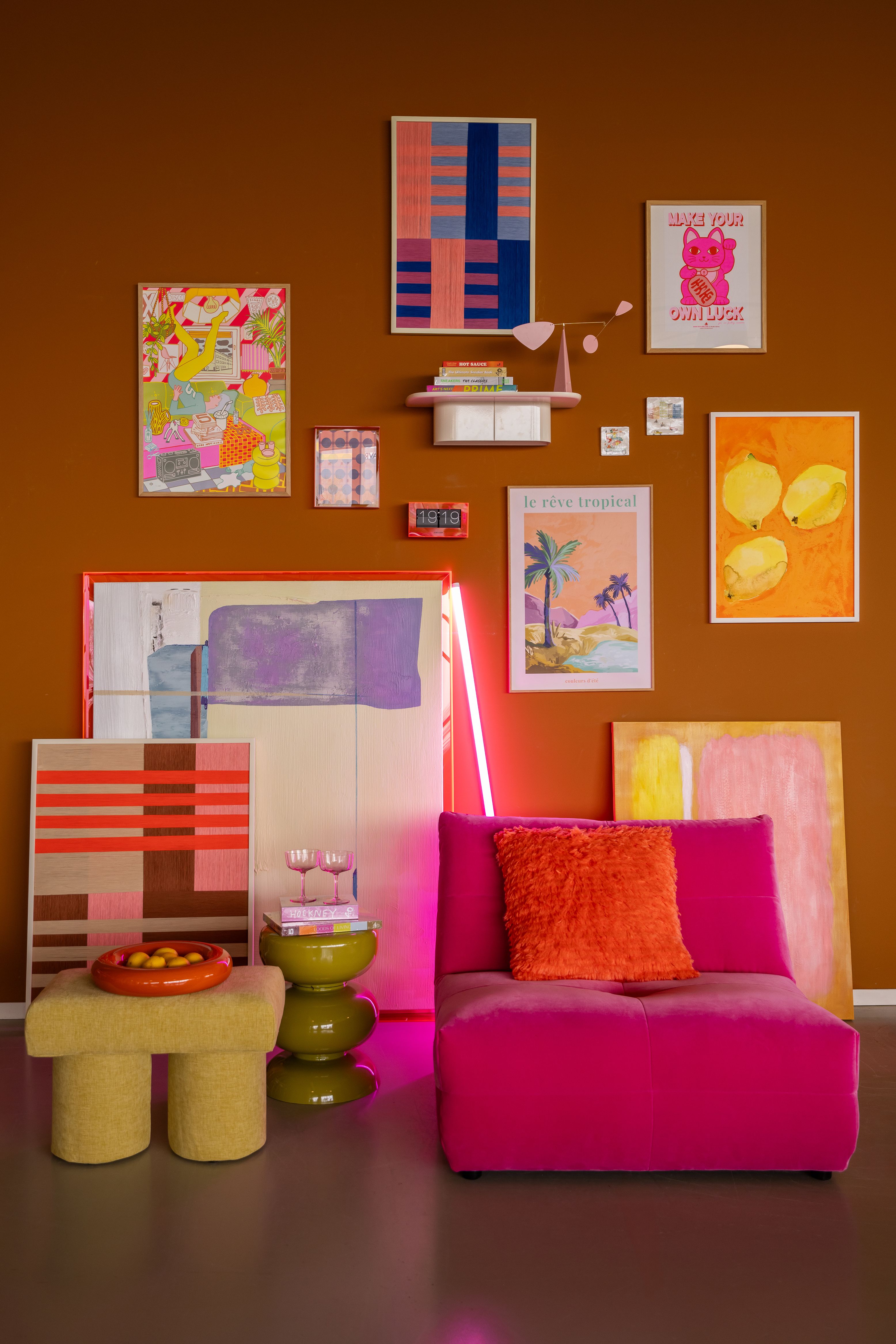 Grote muur met kleurrijke wanddecoratie