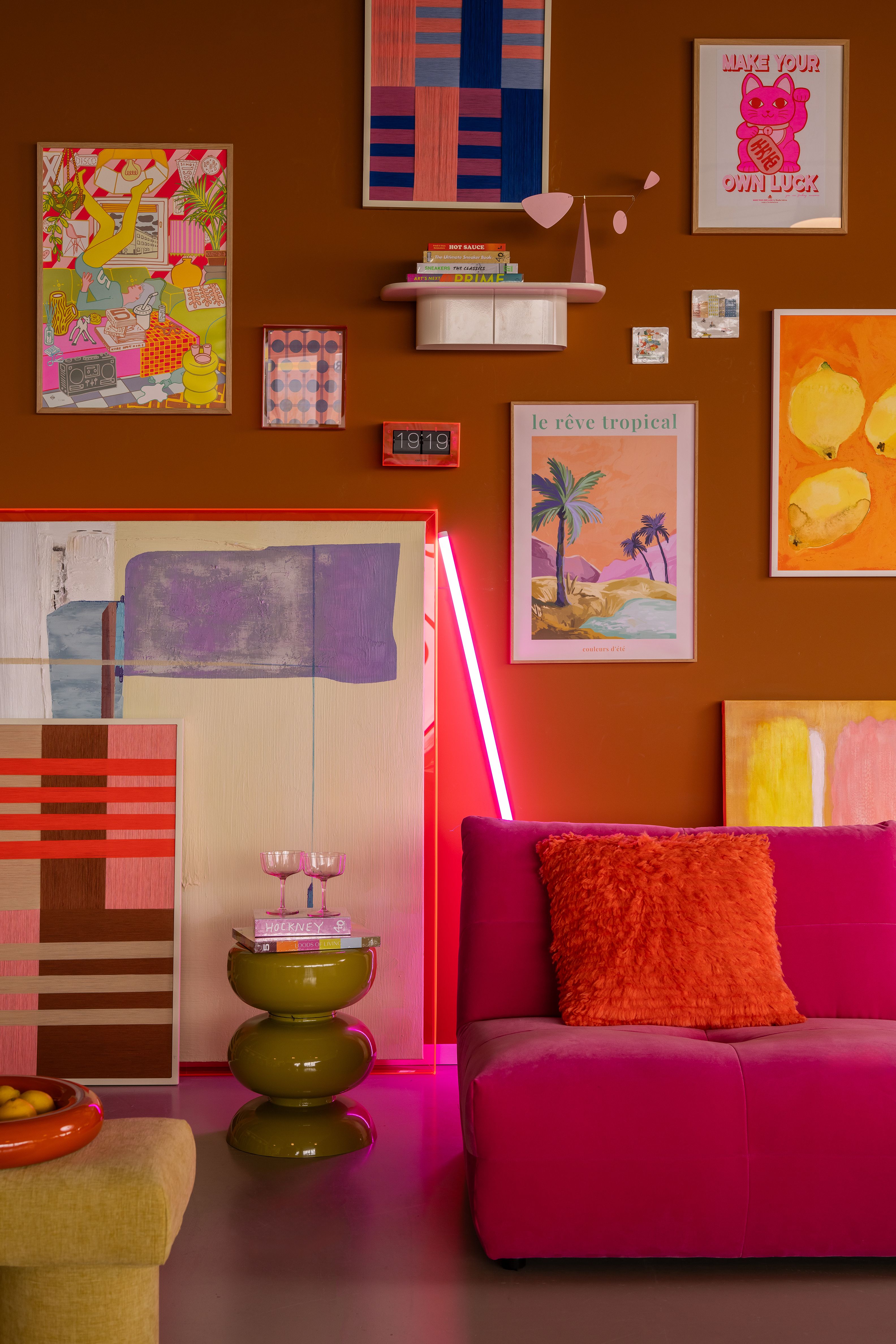 Setting met wanddecoratie met verschillende kleuren