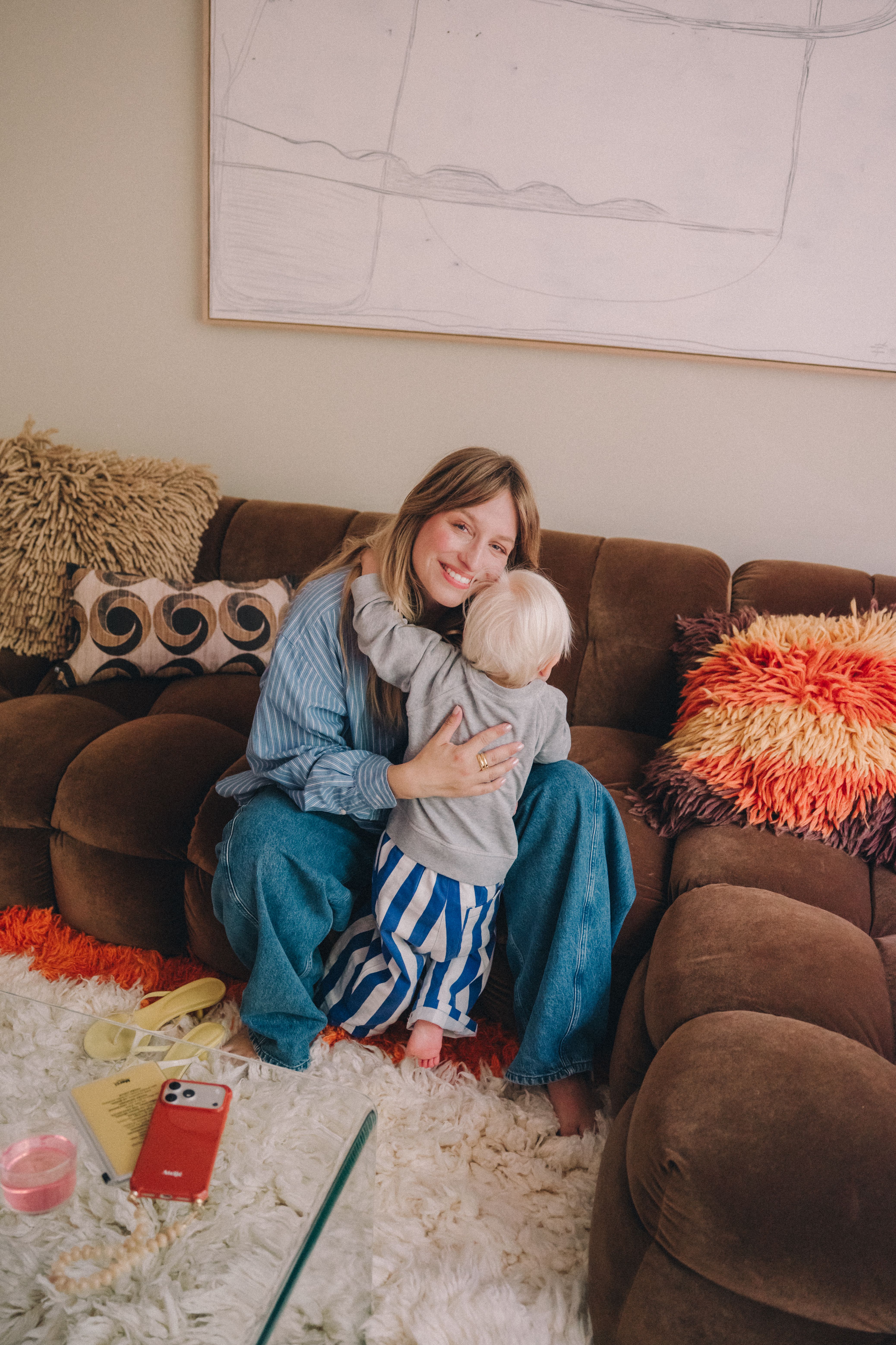 vrouw met kind op de bank