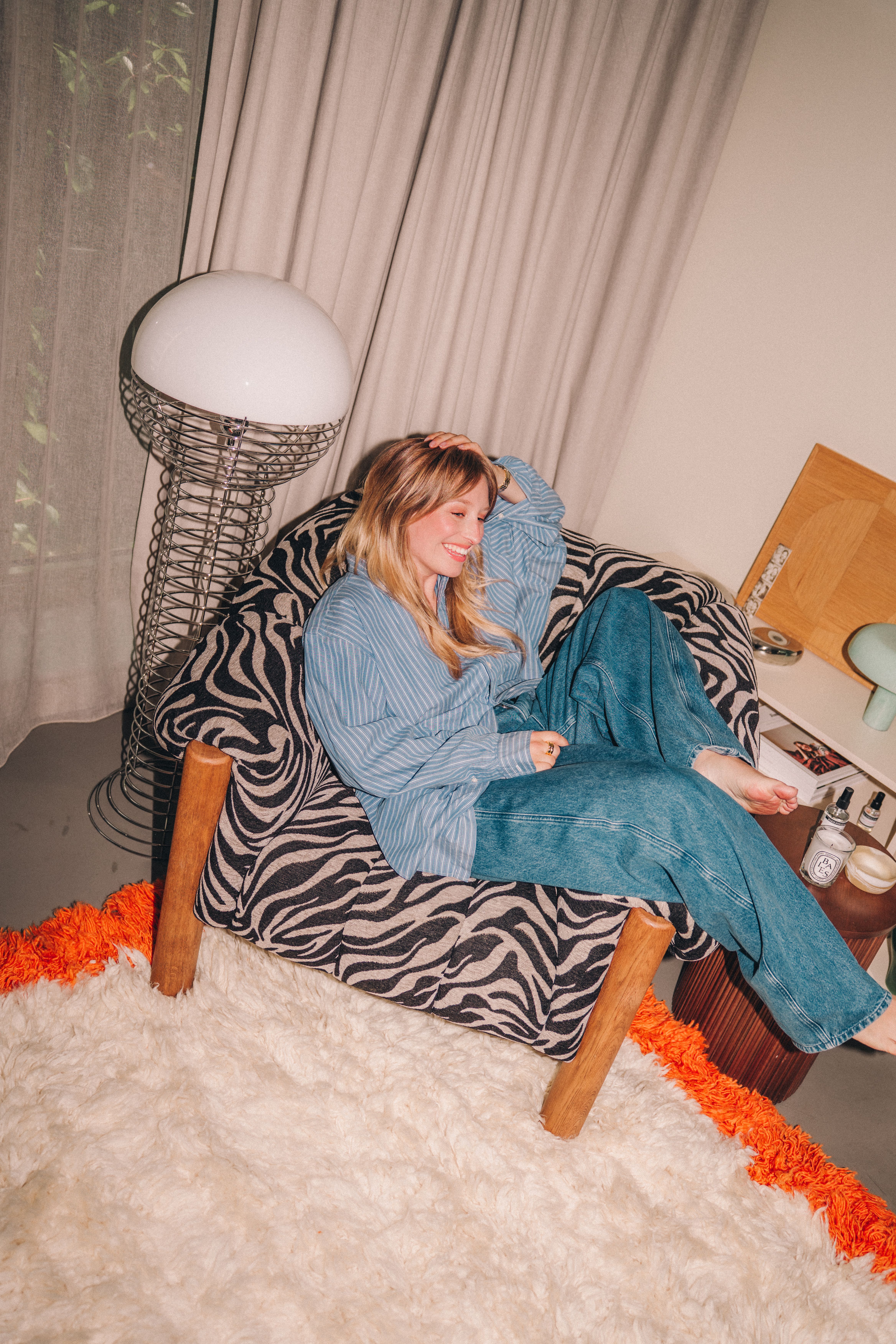 Vrouw zittend in fauteuil
