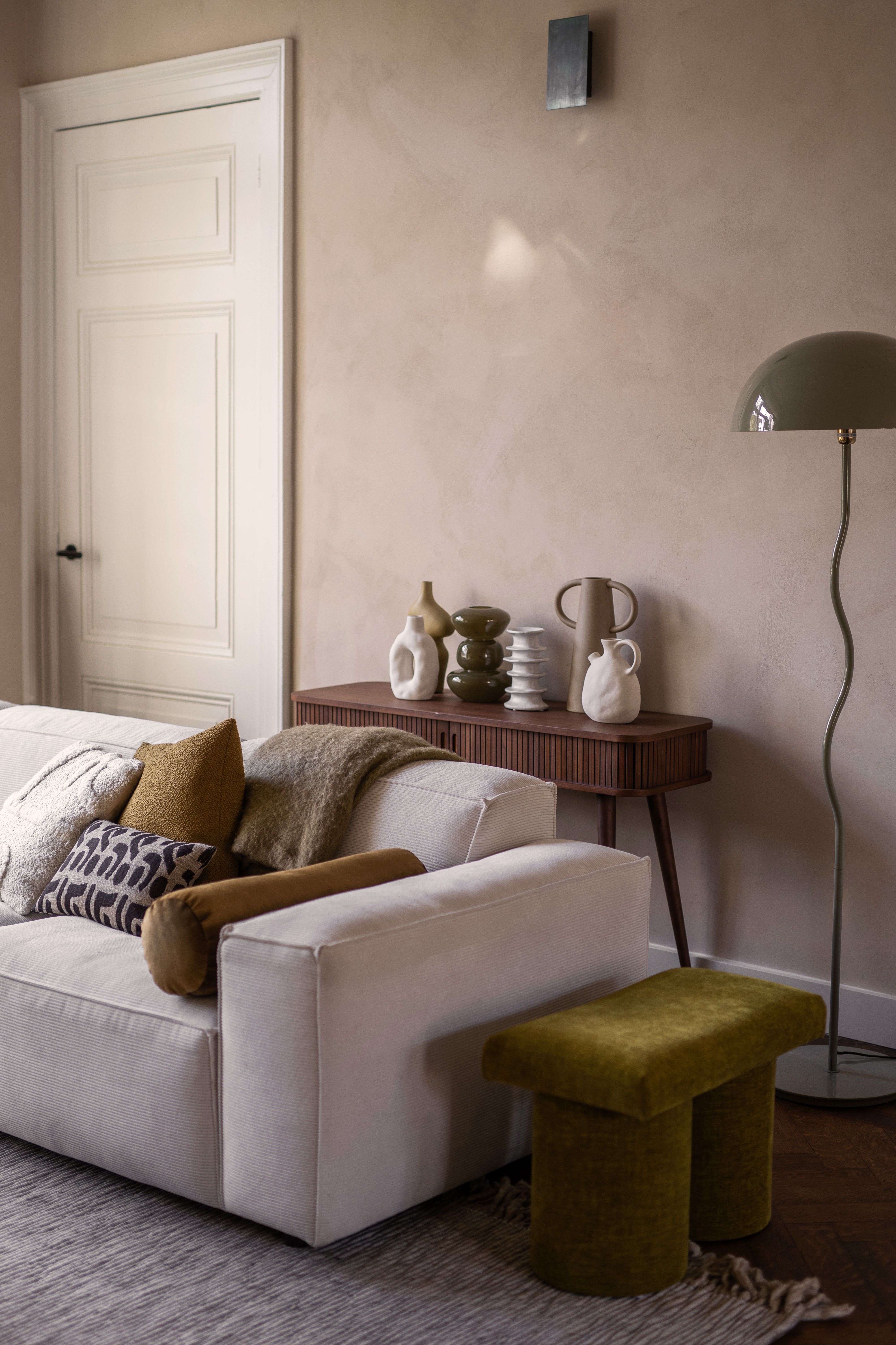 Mosgroene accenten in een rustige woonkamer