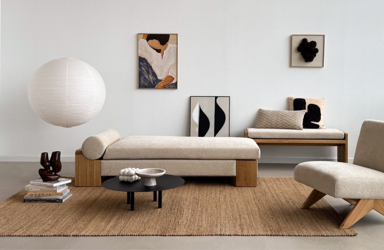 Beige en eiken woonkamer met daybed