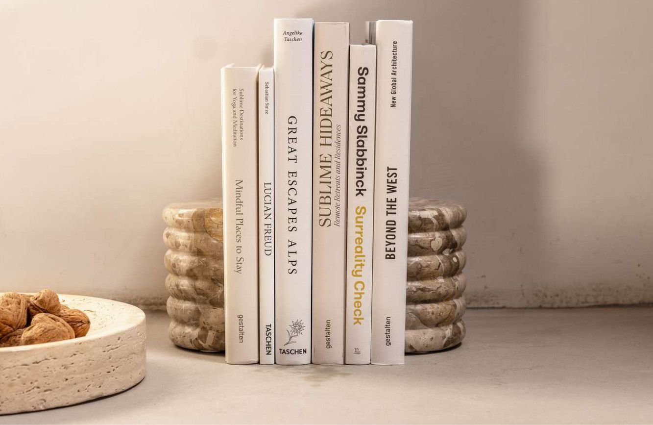 Witte boeken tussen marmeren boeksteun