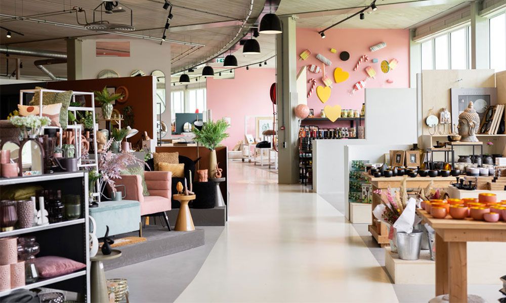 Loods 5 Duiven van binnen met diverse accessoires