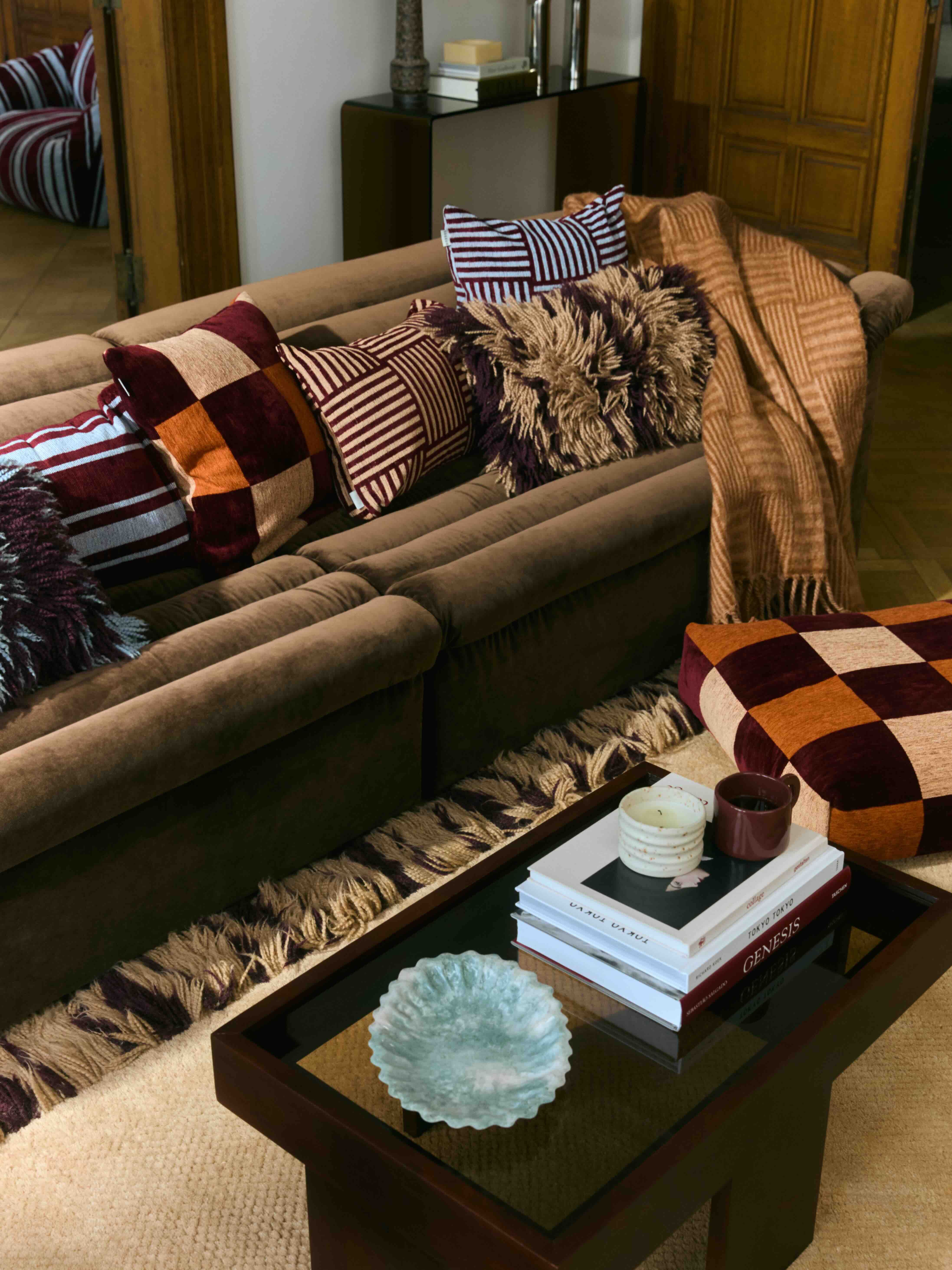woonkamer met bank en accessoires