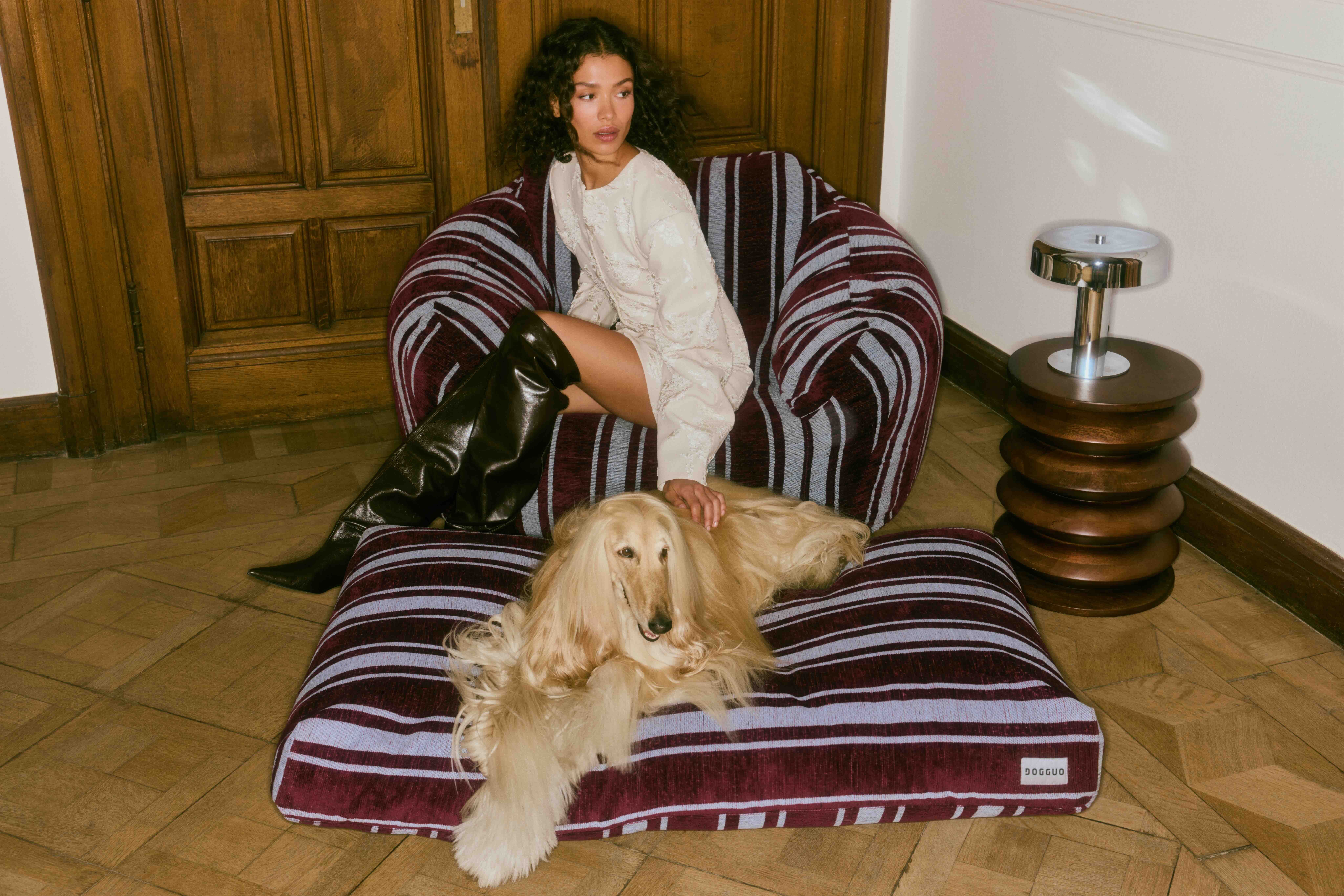 Vrouw zit met hond op fauteuil
