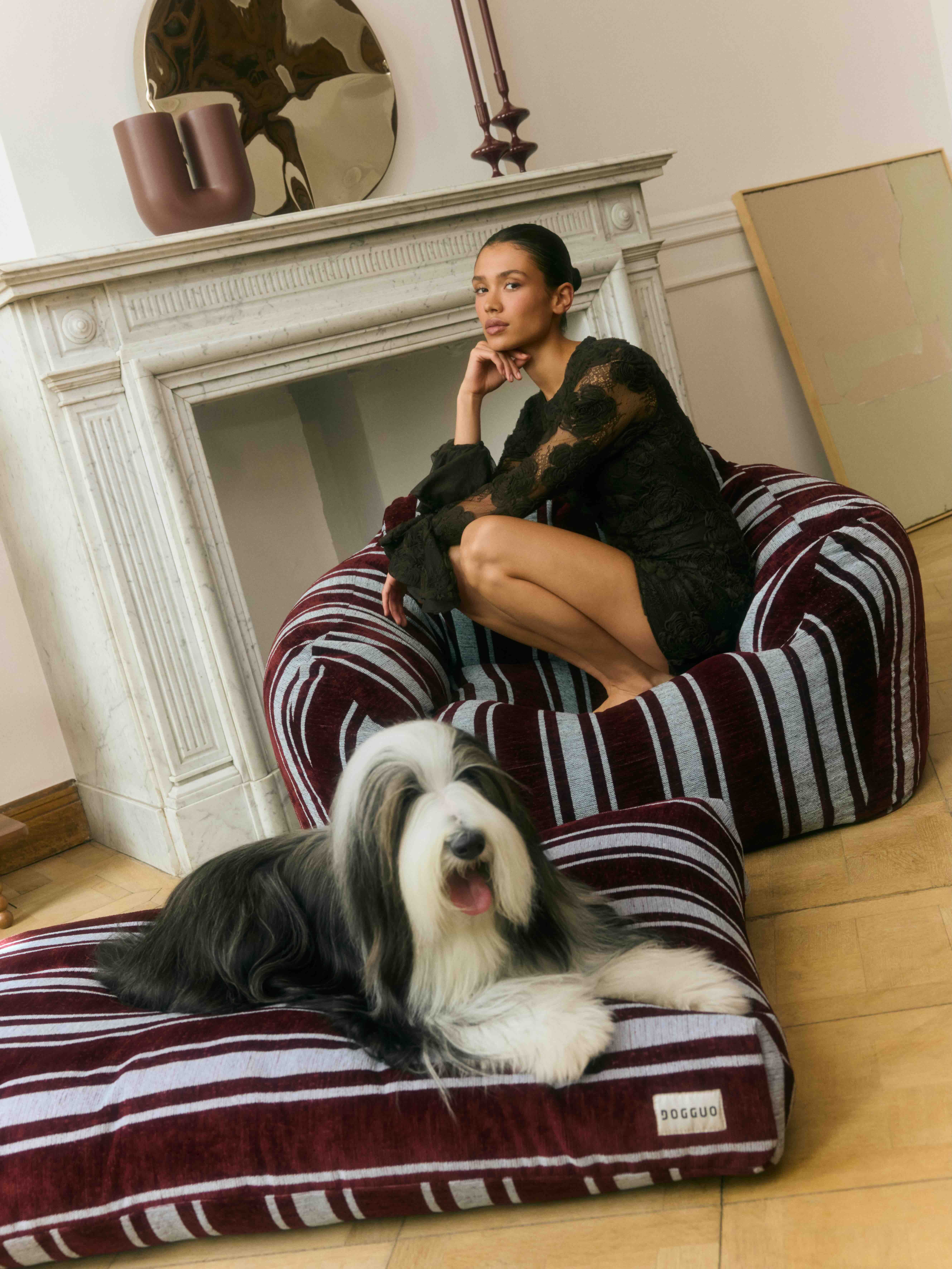 hond op kussen en vrouw zit op fauteuil