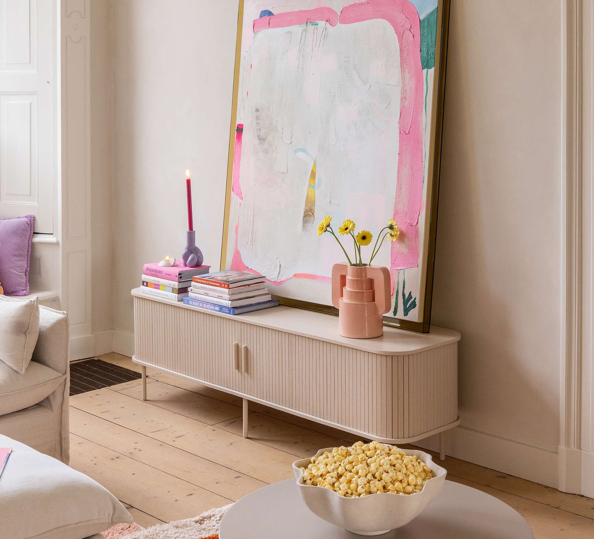 Beige dressoir geribd in lichte woonkamer