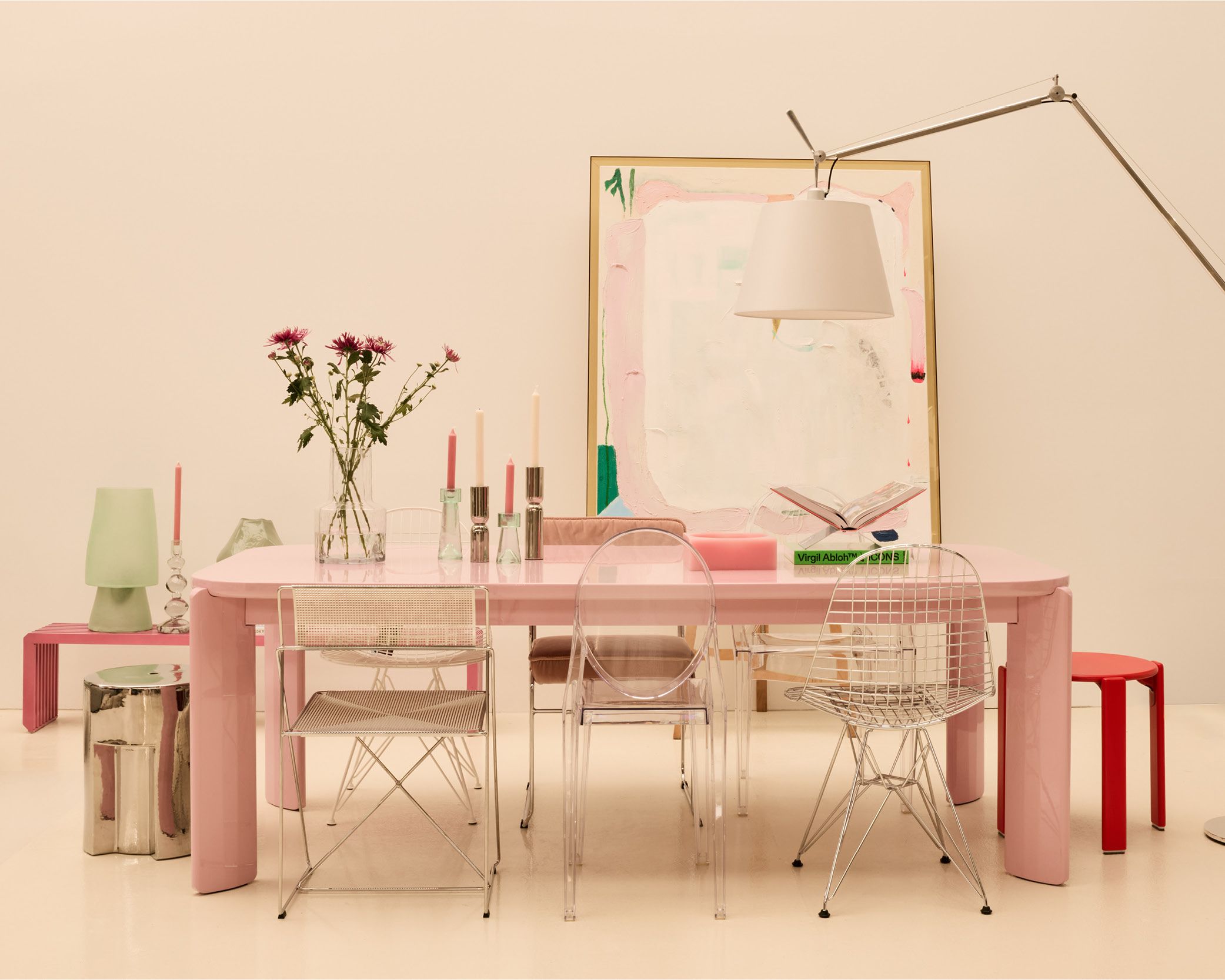 Roze eettafel met verschillende stoelen