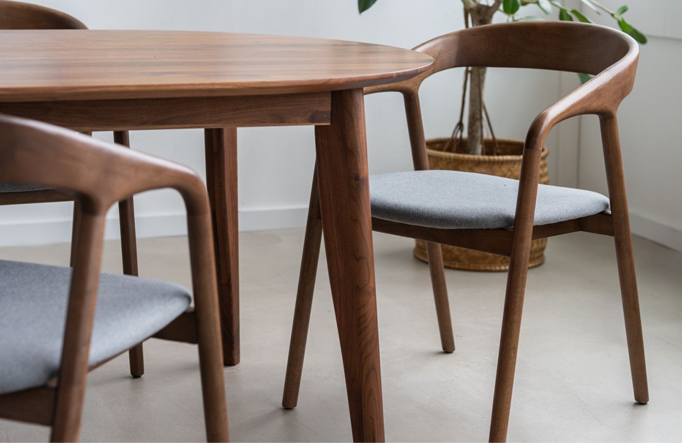 Donkerhouten eetkamerstoelen met eettafel