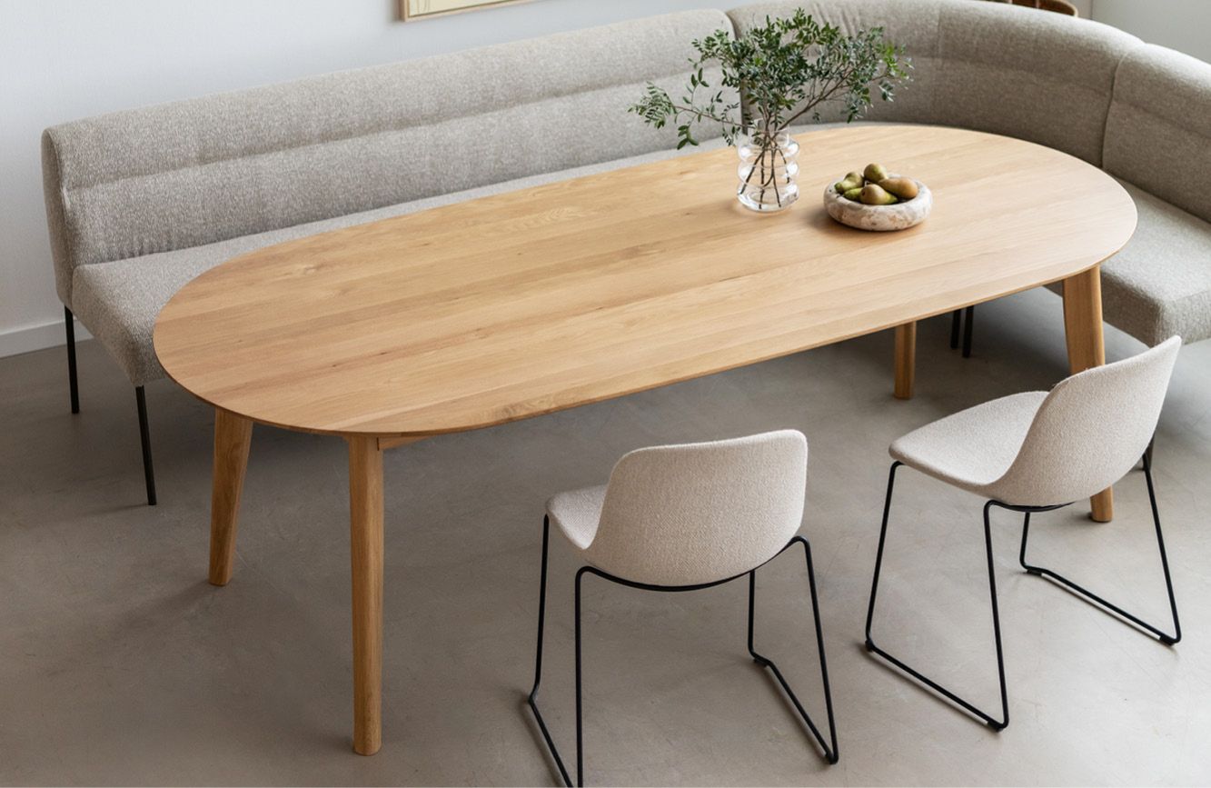 Ovale eiken eettafel met 2 stoelen en een bankje