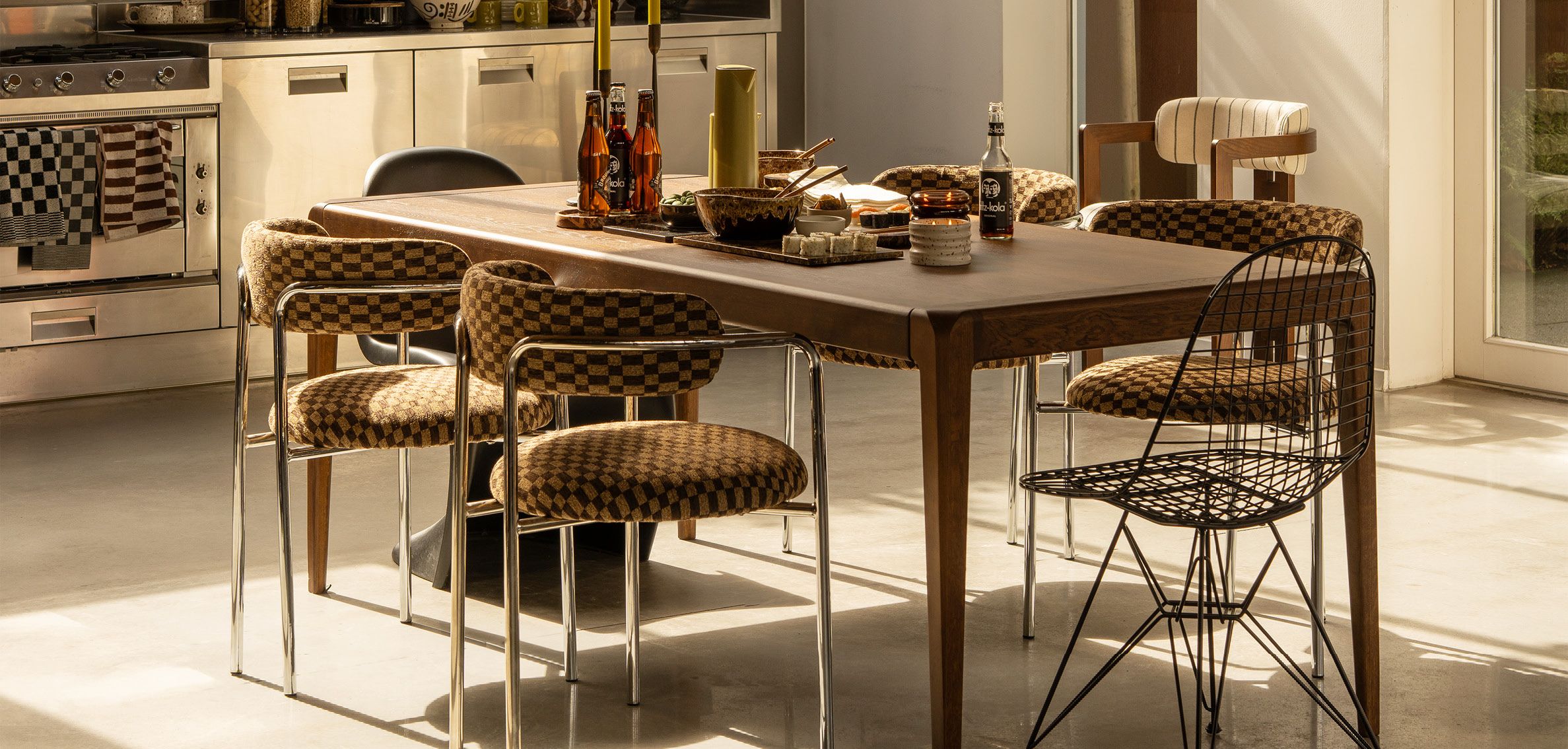 Warme walnoot eettafel