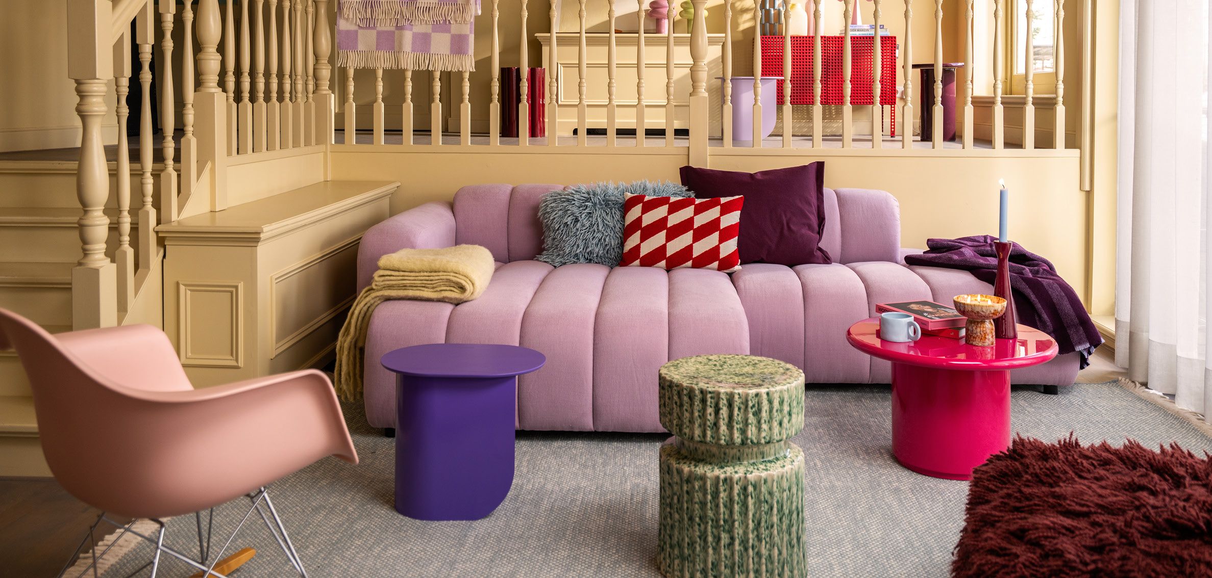 Kleurrijk interieur met roze bank