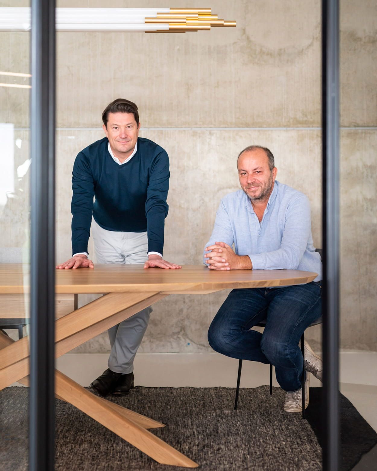 2 mannen aan tafel