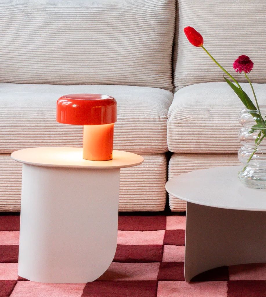 Oranje/rood tafellampje op bijzettafeltje