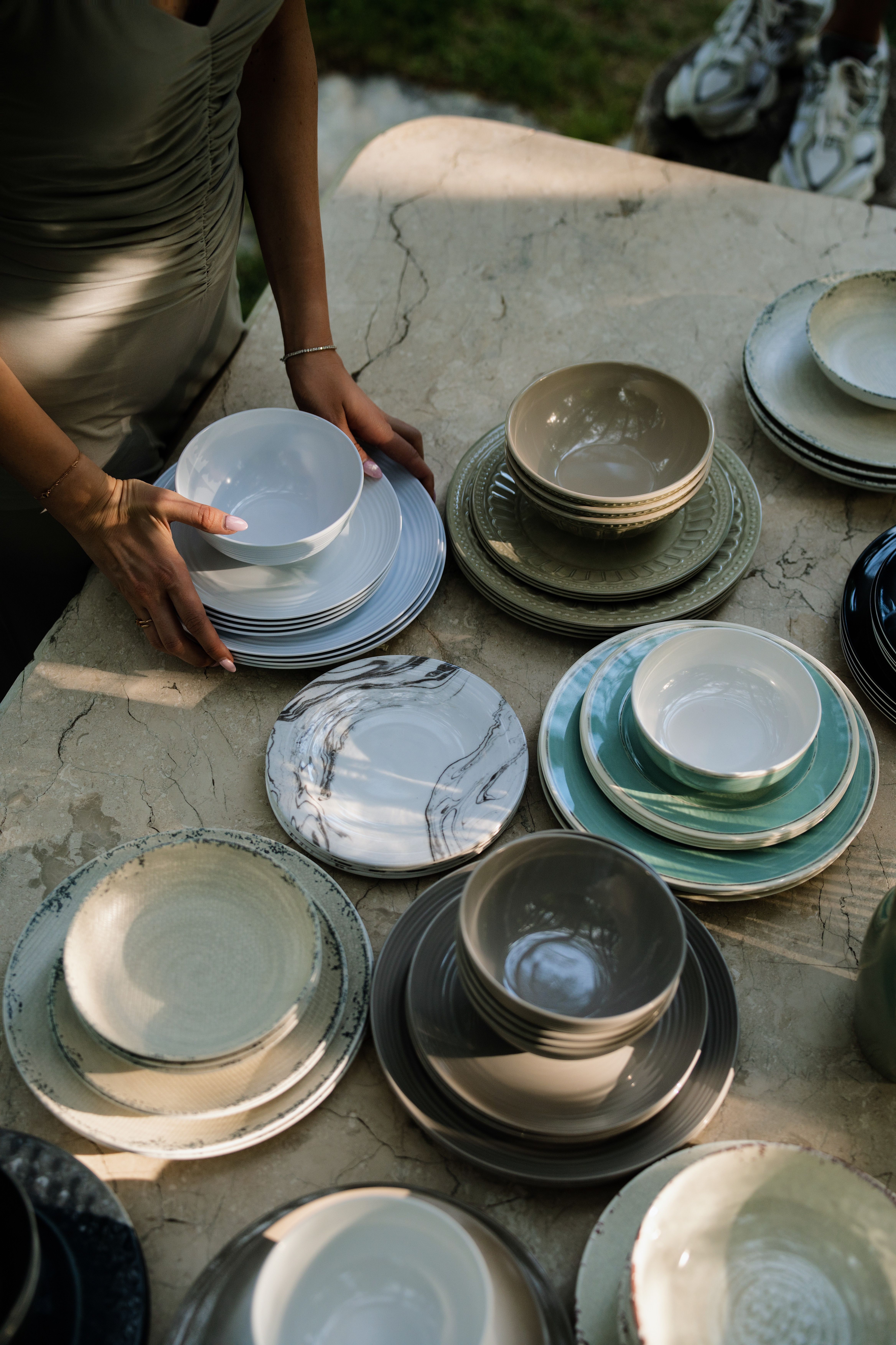 Servies buiten op een tafel