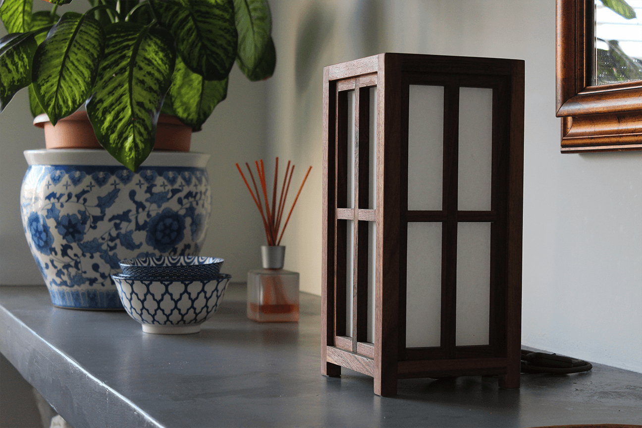 Houten tafellampje Japanse stijl op dressoir