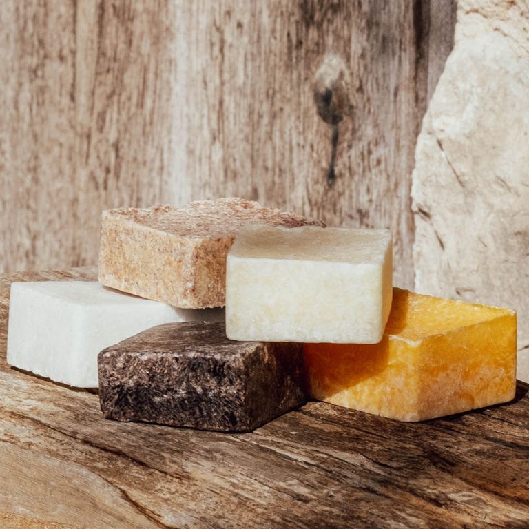 Vijf geurblokjes op houten plank