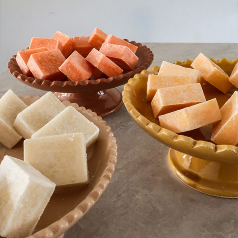 Drie schalen met gekleurde geurblokjes