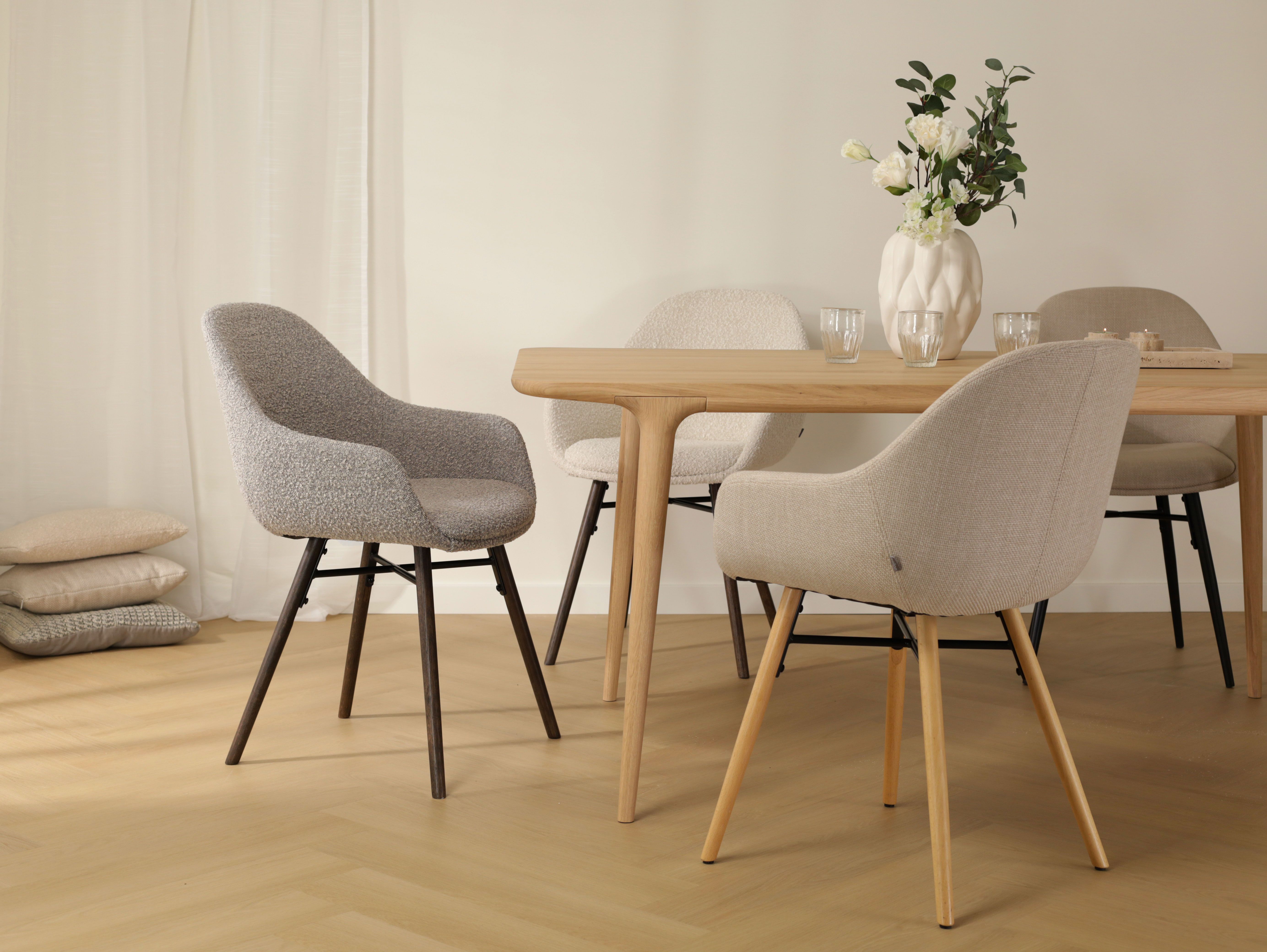 Nolon eetkamer met verschillende stoelen