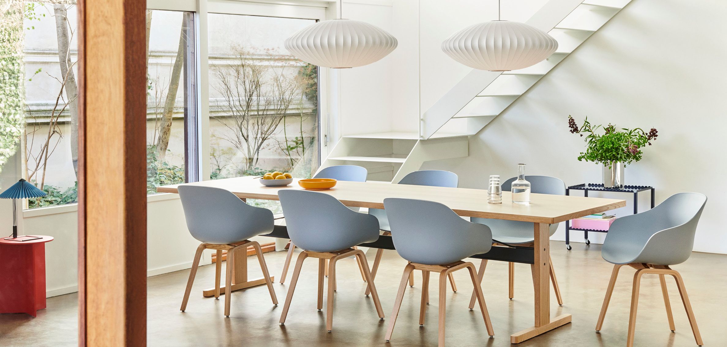 HAY eettafel met AAC 222 eetkamerstoelen in het blauw
