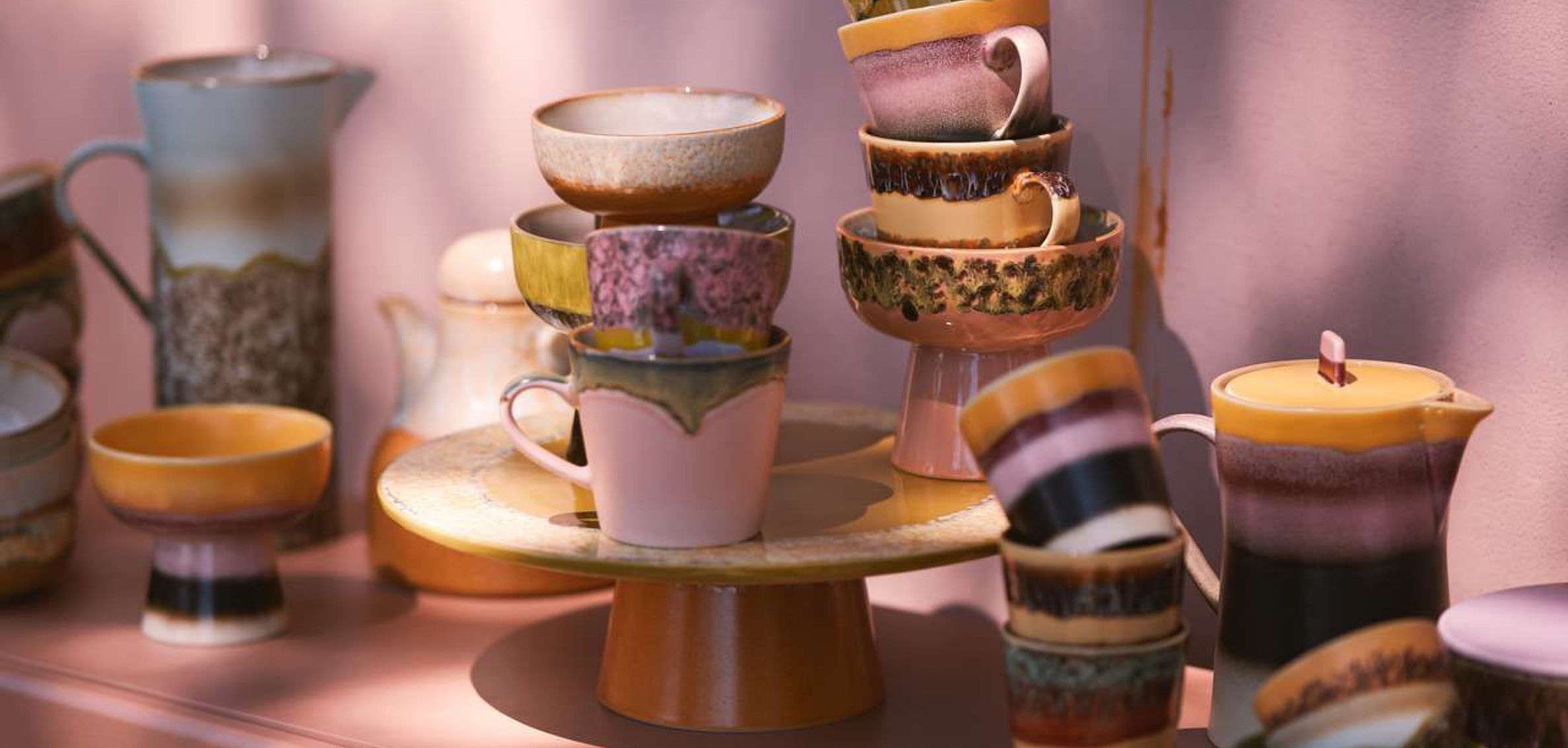 Verzameling van kleurrijke HKliving 70's servies